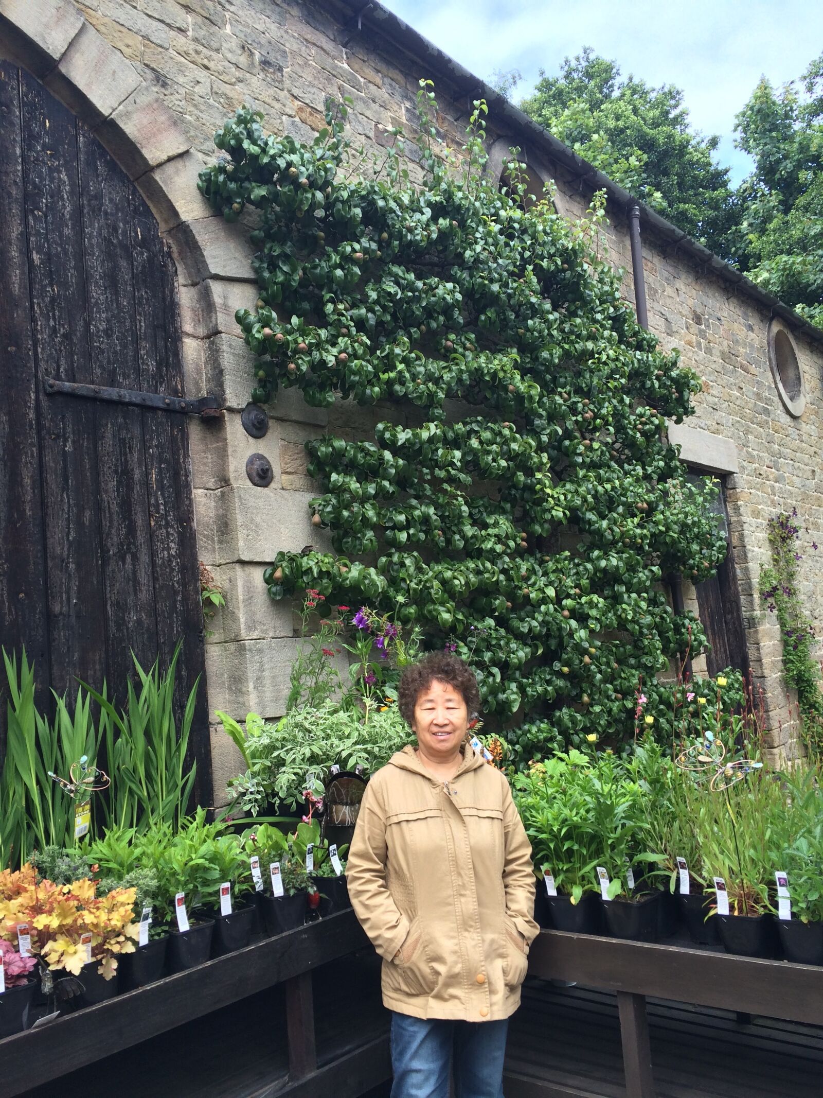 iPhone 5s back camera 4.15mm f/2.2 sample photo. Old building, grandma visiting photography