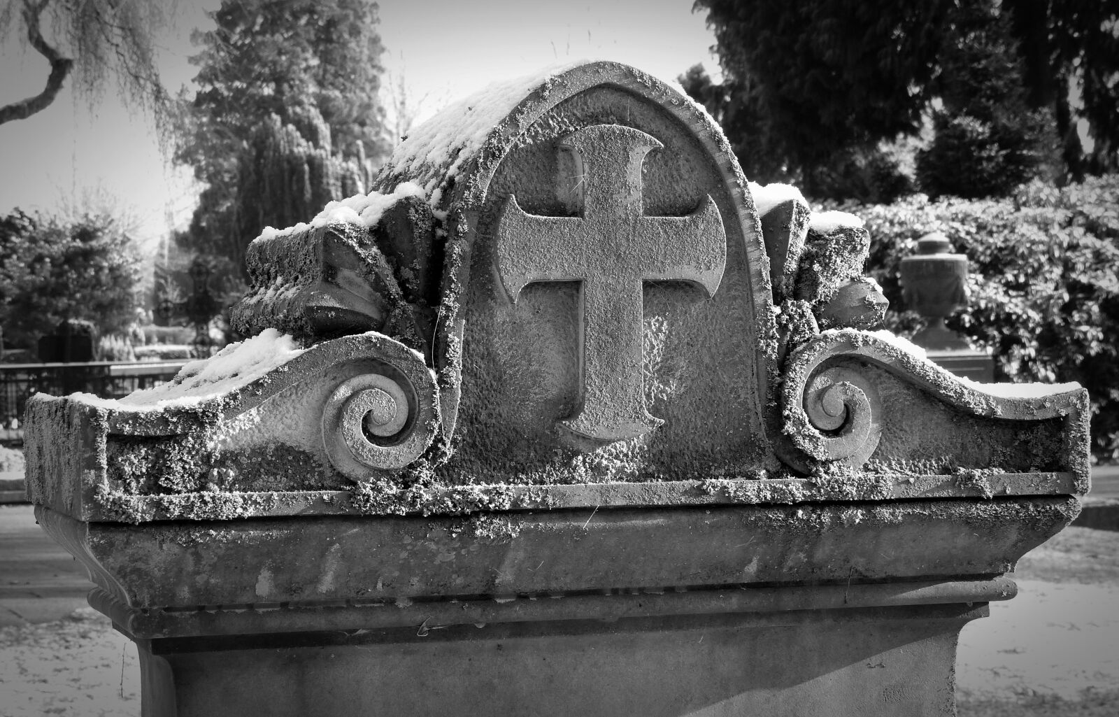 Panasonic Lumix DMC-FZ200 sample photo. Tombstone, old, cemetery photography