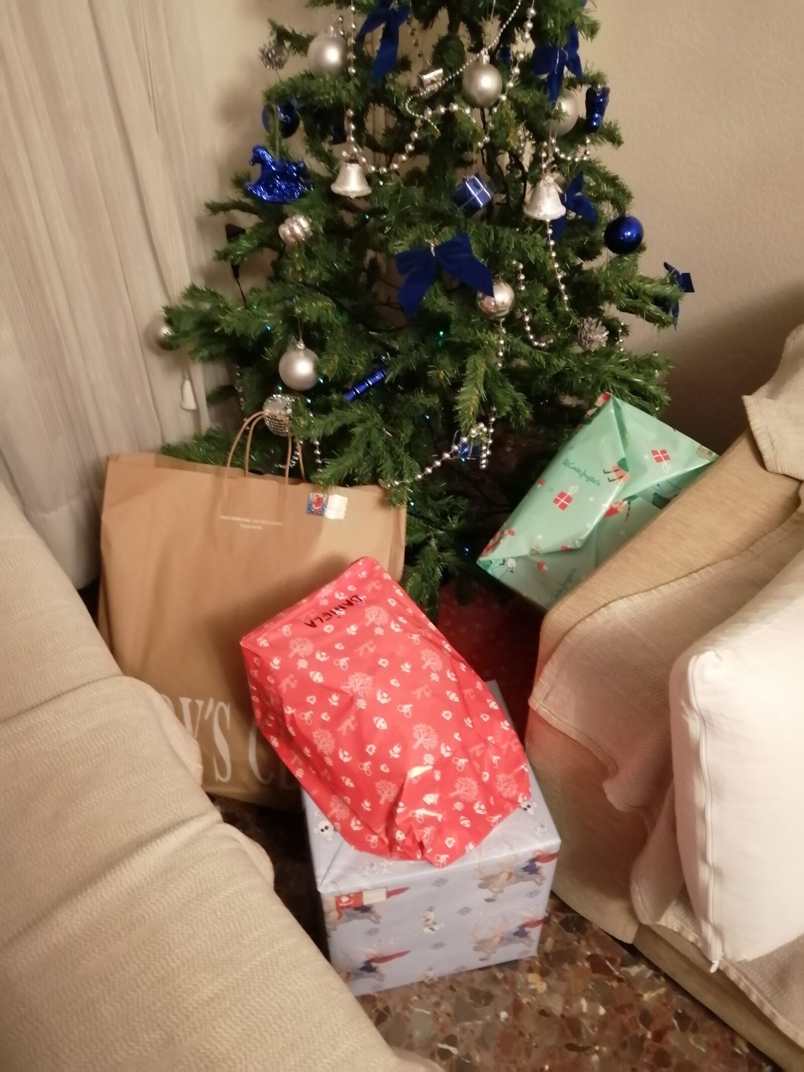 HUAWEI POT-LX1T sample photo. Christmas, tree, gifts photography