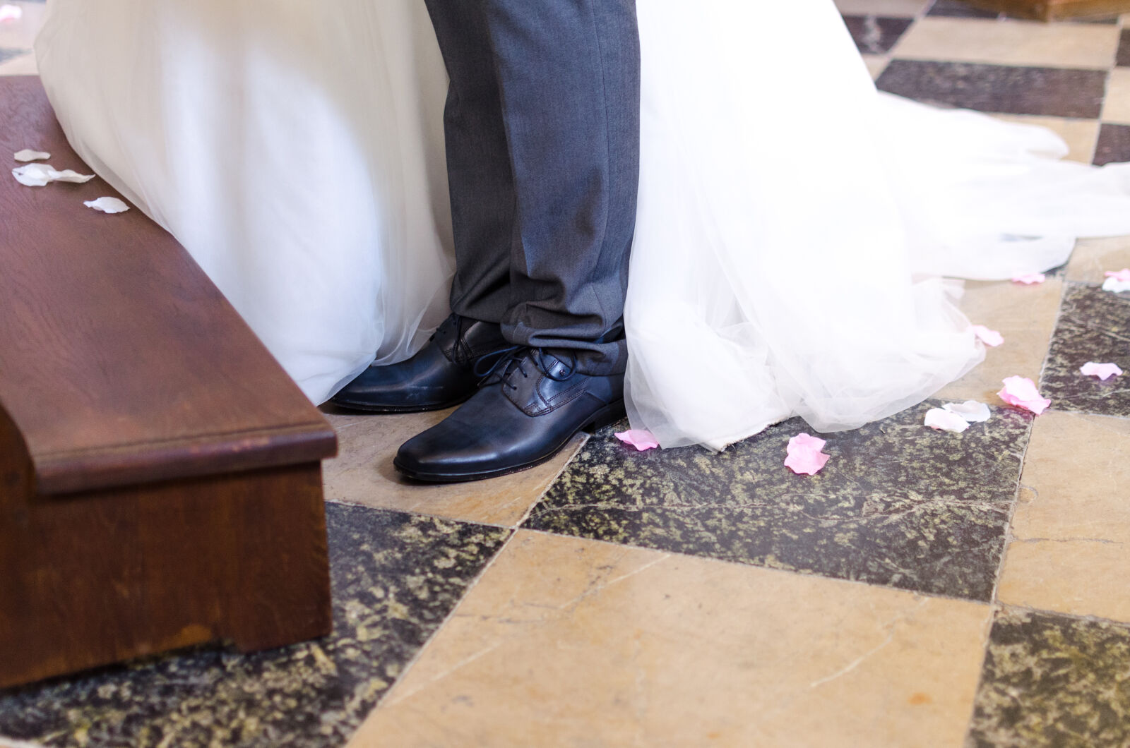 Nikon D5100 + Nikon AF-S DX Nikkor 35mm F1.8G sample photo. Aisle, beautiful, beauty, bouquet photography