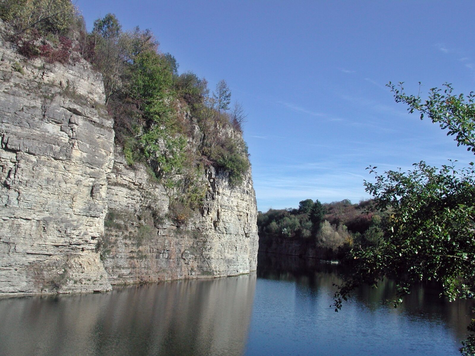 EPSON PhotoPC 3000Z sample photo. Quarry, reusten, commemorative path photography
