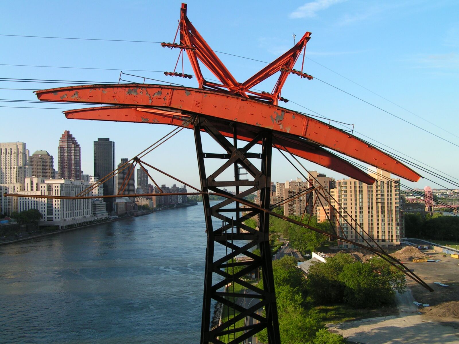KONICA MINOLTA DiMAGE Z2 sample photo. Roosevelt island, cable car photography