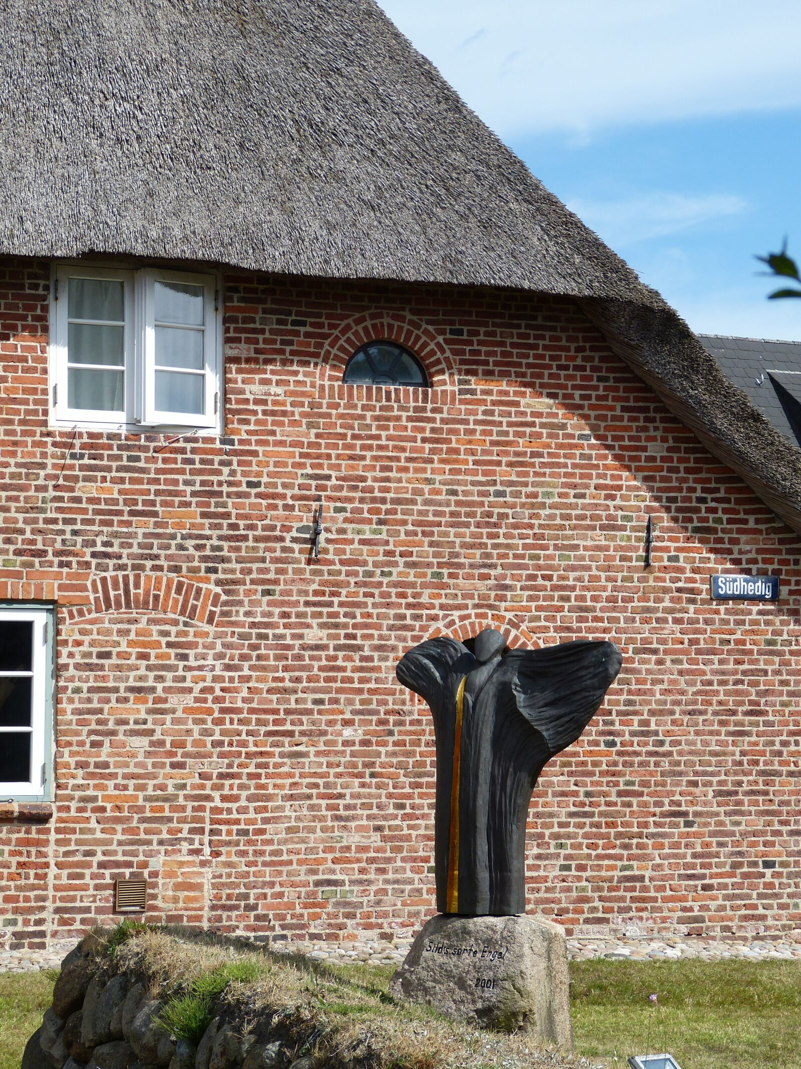 Panasonic Lumix DMC-FZ150 sample photo. House, thatched roof, reed photography