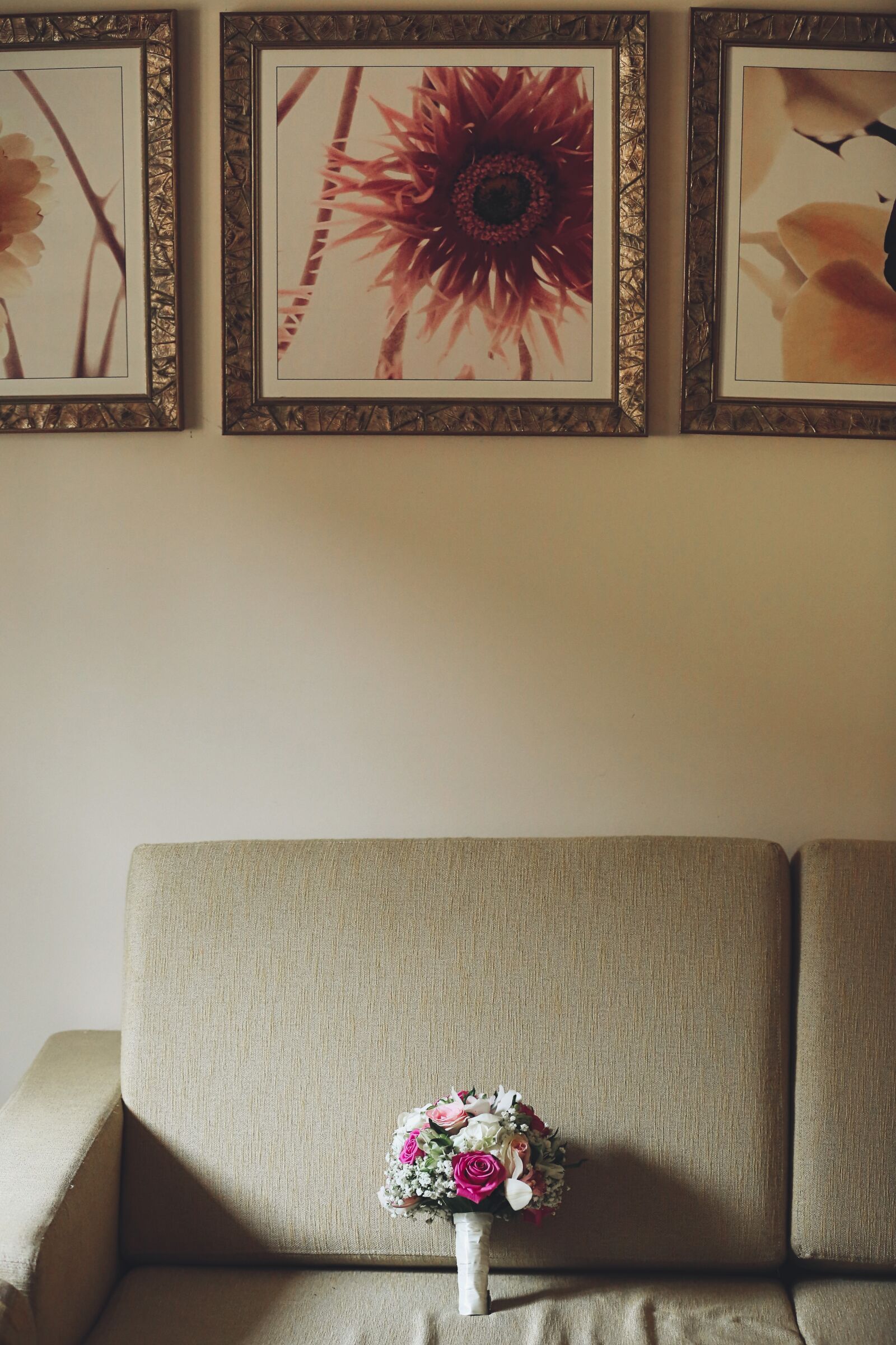 Canon EOS 5D Mark III sample photo. Living room, sofa, picture photography