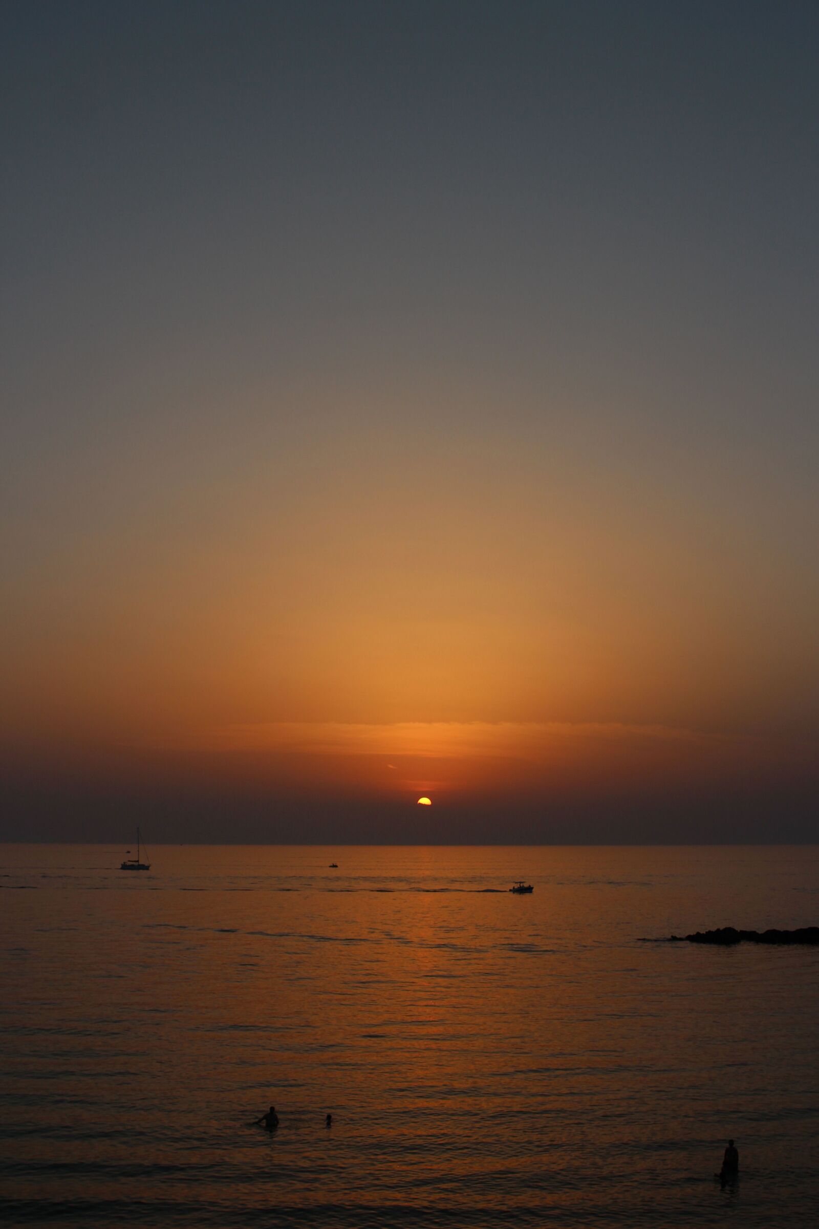 Canon EOS 600D (Rebel EOS T3i / EOS Kiss X5) sample photo. Sunset, sea, vertical photography