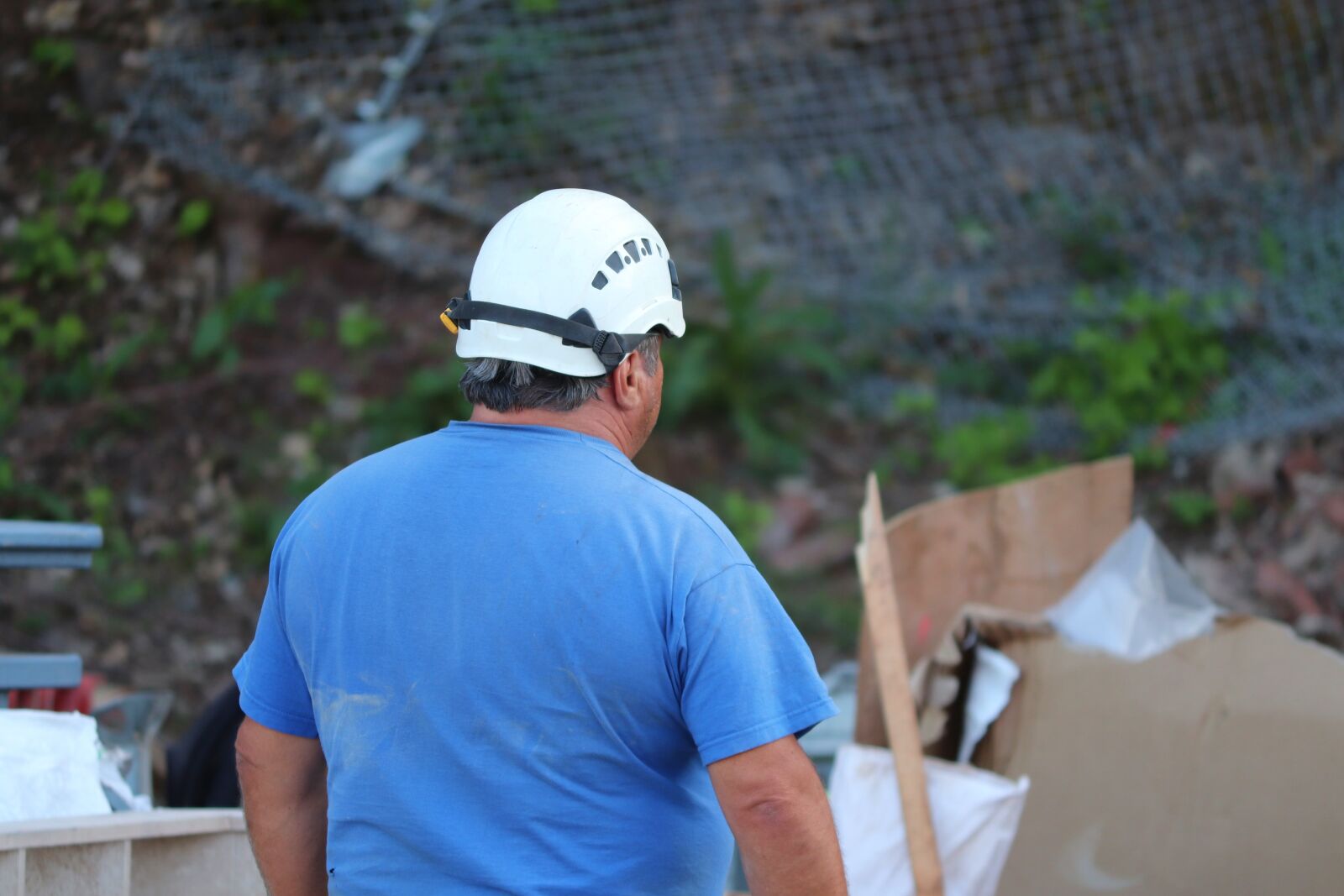 Canon EOS 200D (EOS Rebel SL2 / EOS Kiss X9) sample photo. Construction workers, helm, helmet photography