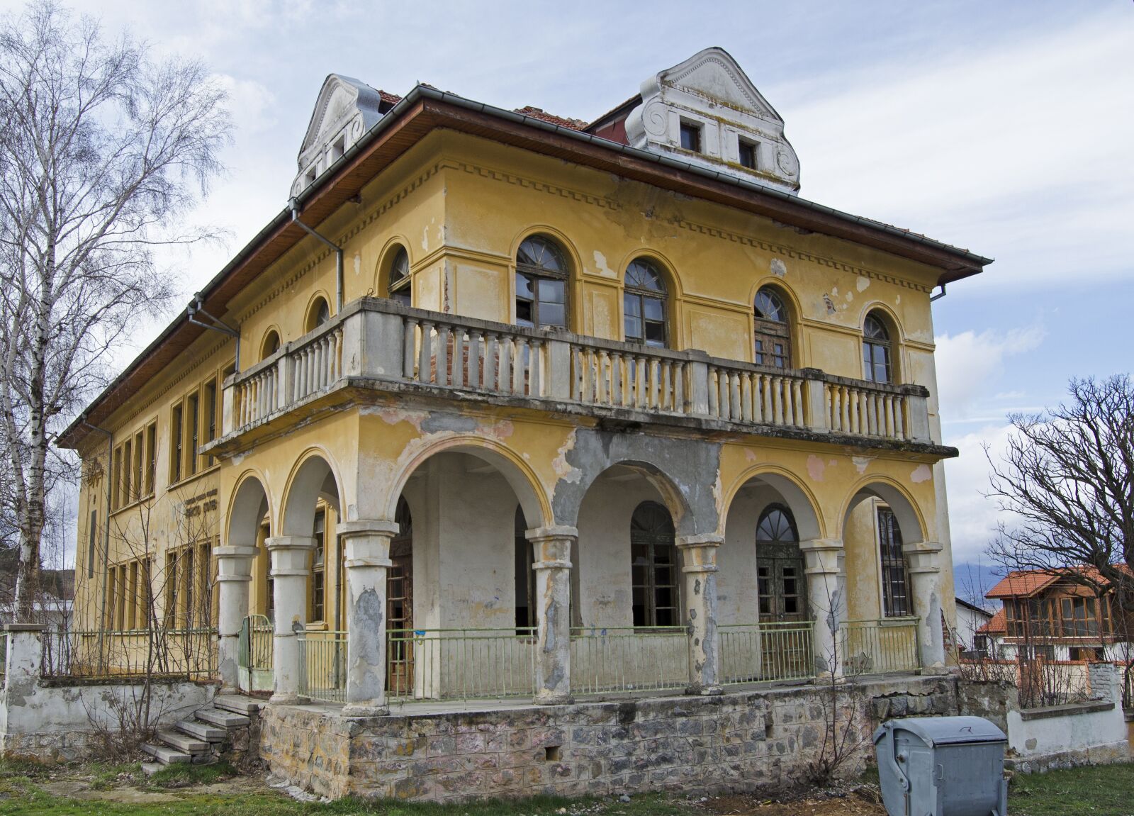 Nikon D5100 sample photo. School building, abandoned school photography