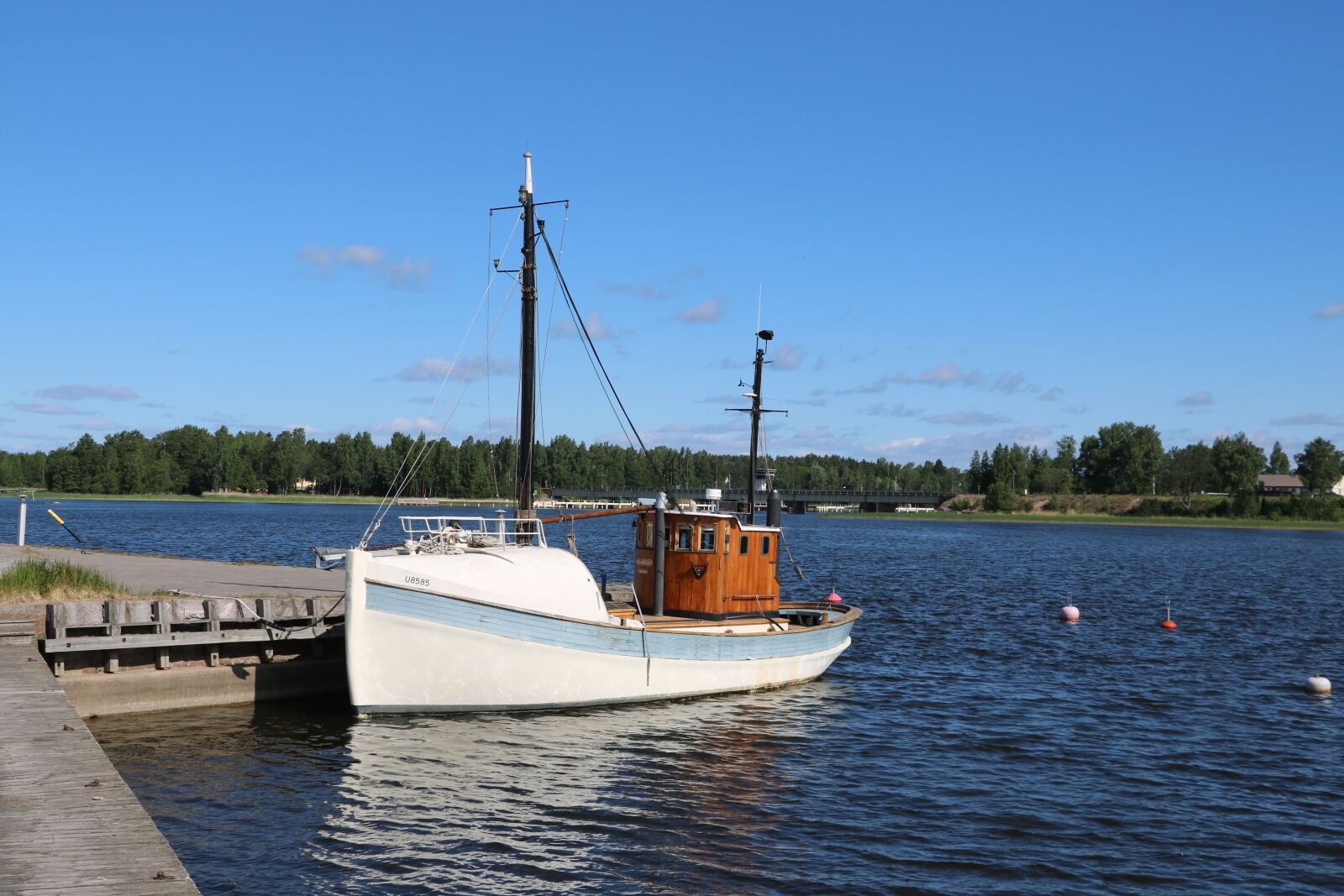 Canon EOS 750D (EOS Rebel T6i / EOS Kiss X8i) sample photo. Finnish, oak island, port photography
