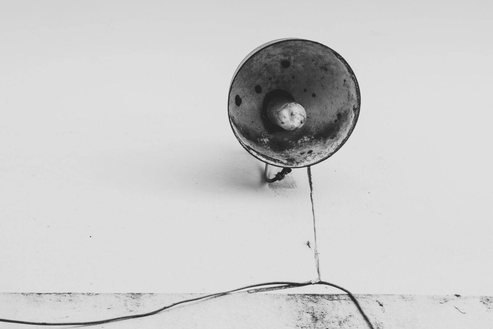 Canon EOS 650D (EOS Rebel T4i / EOS Kiss X6i) sample photo. Minimalist, old, lamp photography