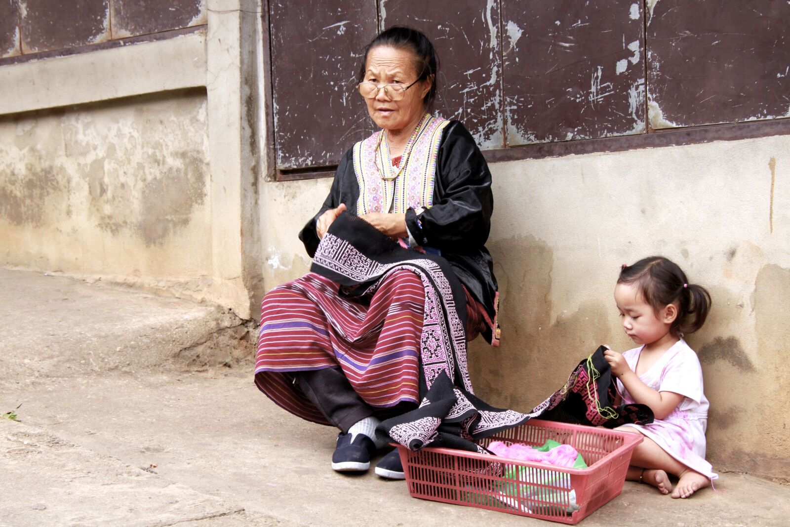 Canon EOS 500D (EOS Rebel T1i / EOS Kiss X3) sample photo. Grandma, working, thailand photography