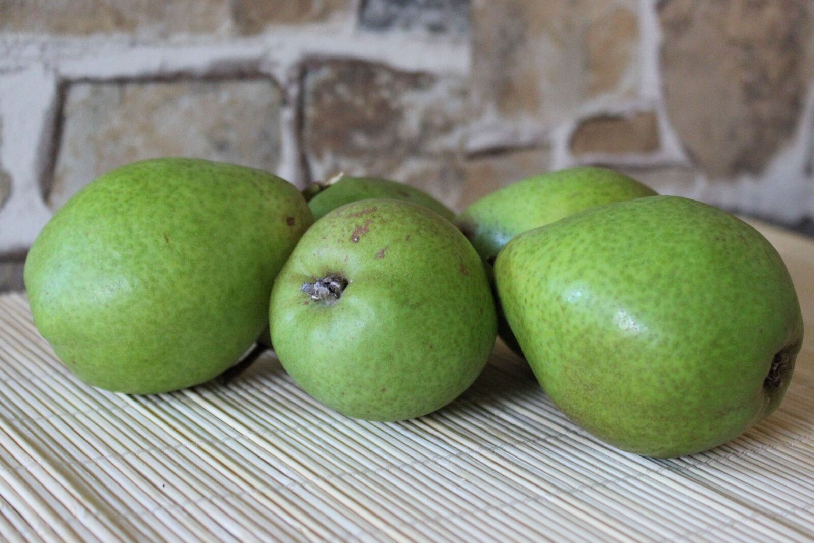 Canon EOS 600D (Rebel EOS T3i / EOS Kiss X5) sample photo. Pears, green, fruit photography