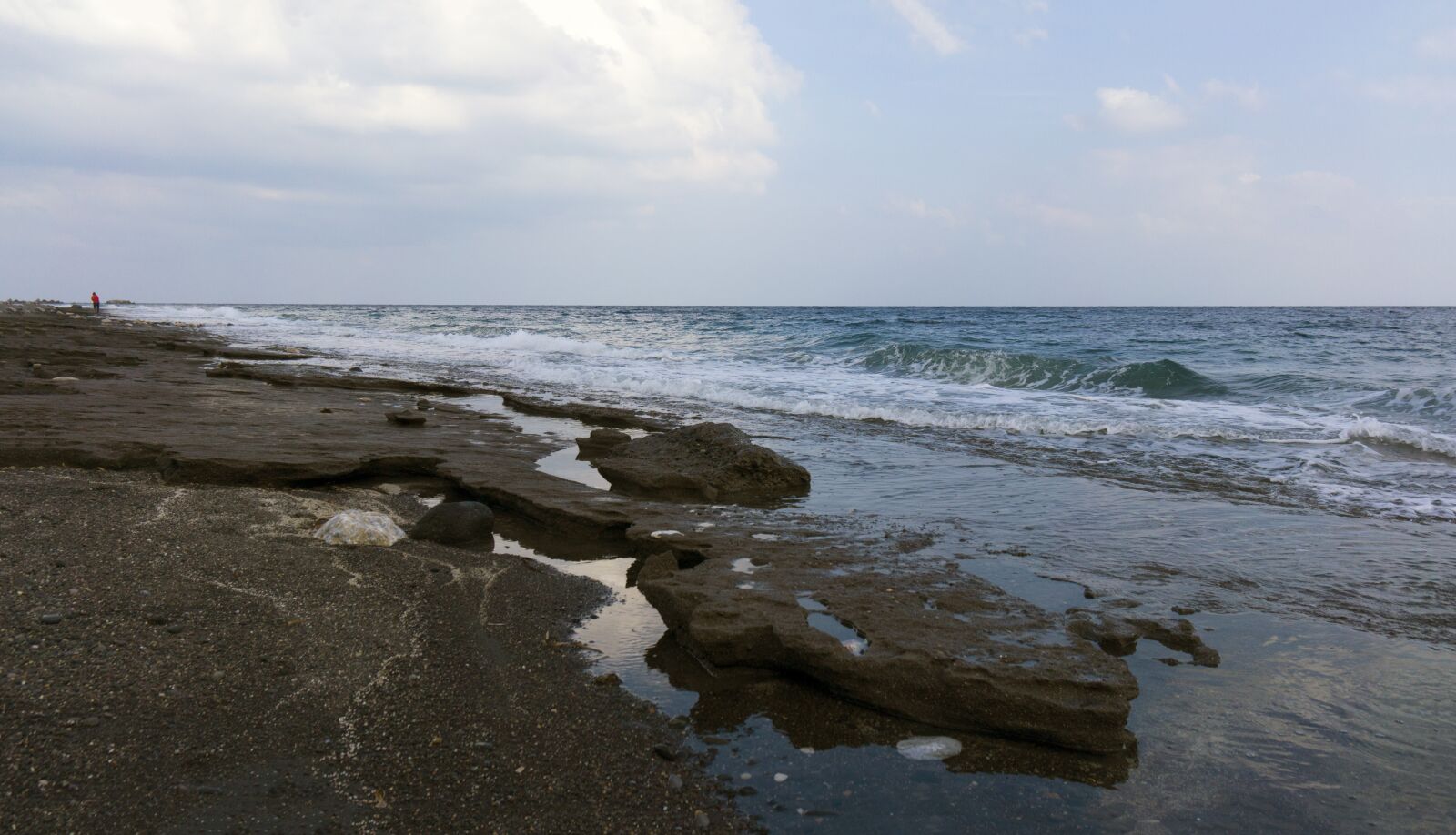 Sony Alpha NEX-7 + Sony E 16-50mm F3.5-5.6 PZ OSS sample photo. Santorini, beach, sea photography