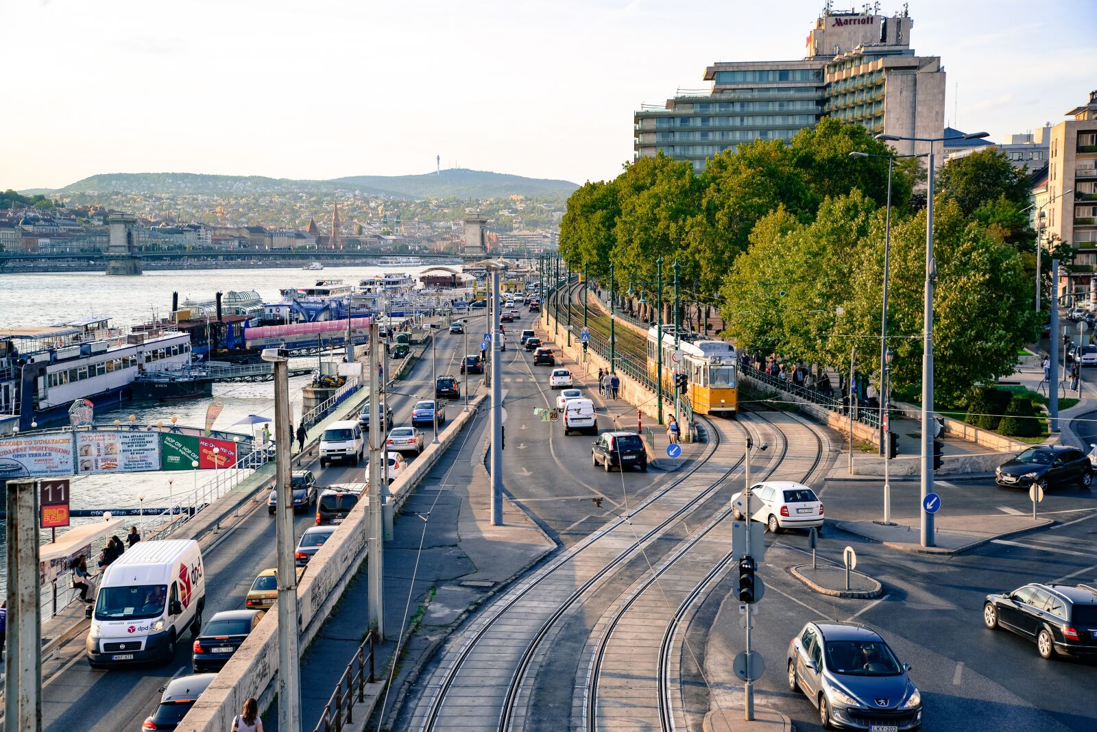 Nikon D610 sample photo. Budapest, downtown, traffic photography