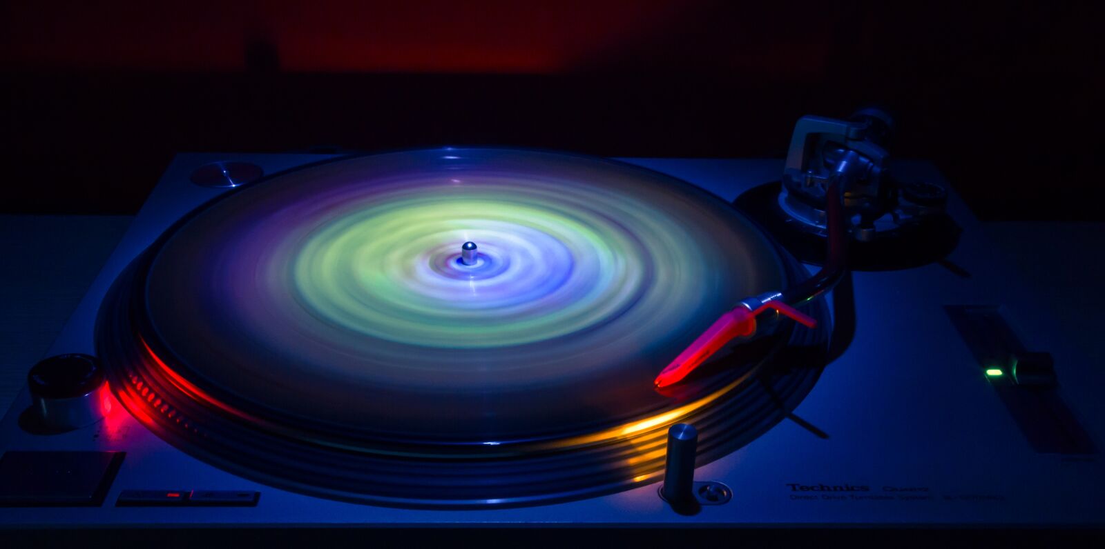 Canon EOS 60D + Canon EF 24-105mm F4L IS USM sample photo. Round, vinyl record, entertainment photography