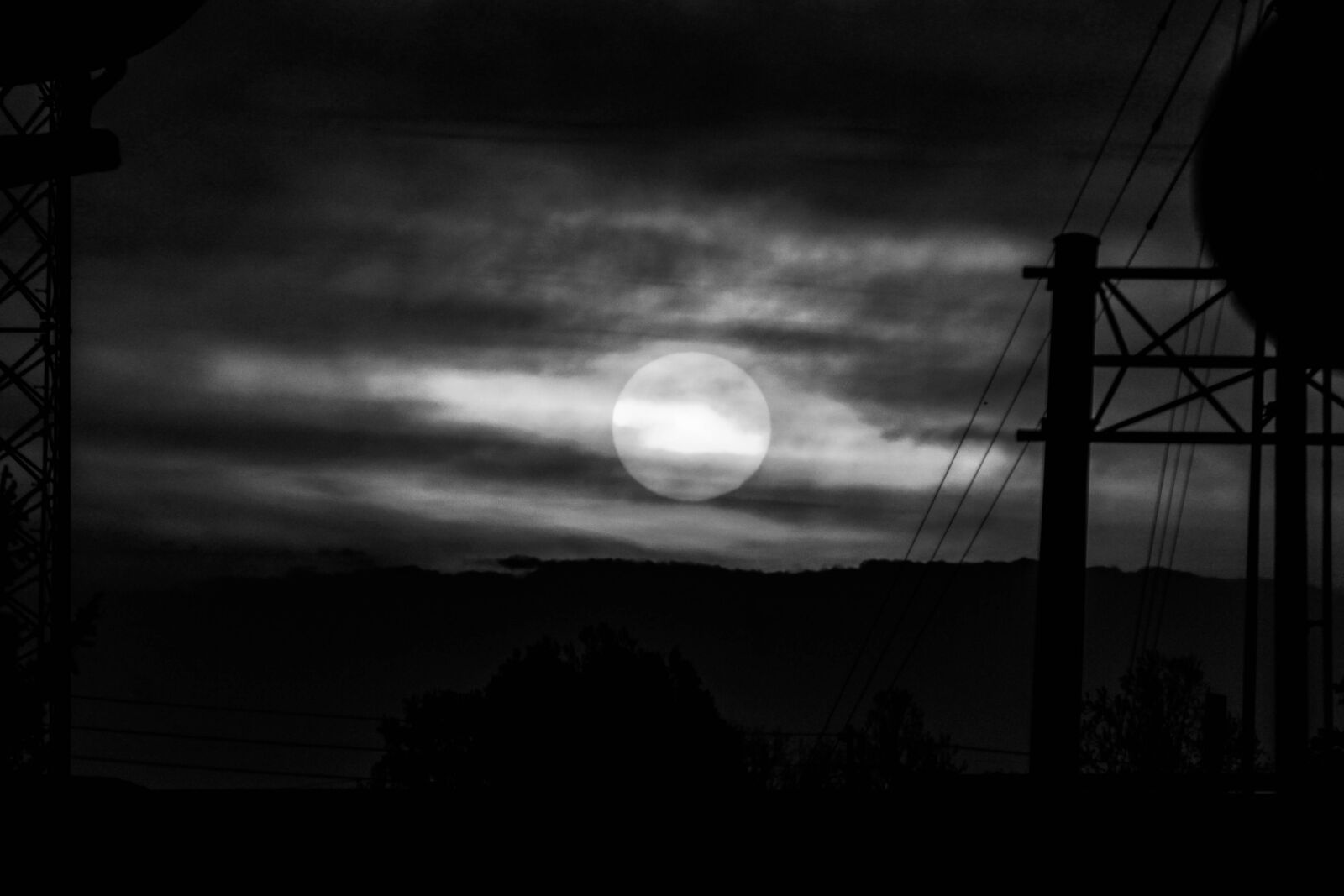 Canon EOS 700D (EOS Rebel T5i / EOS Kiss X7i) sample photo. Black and white, sunrise photography