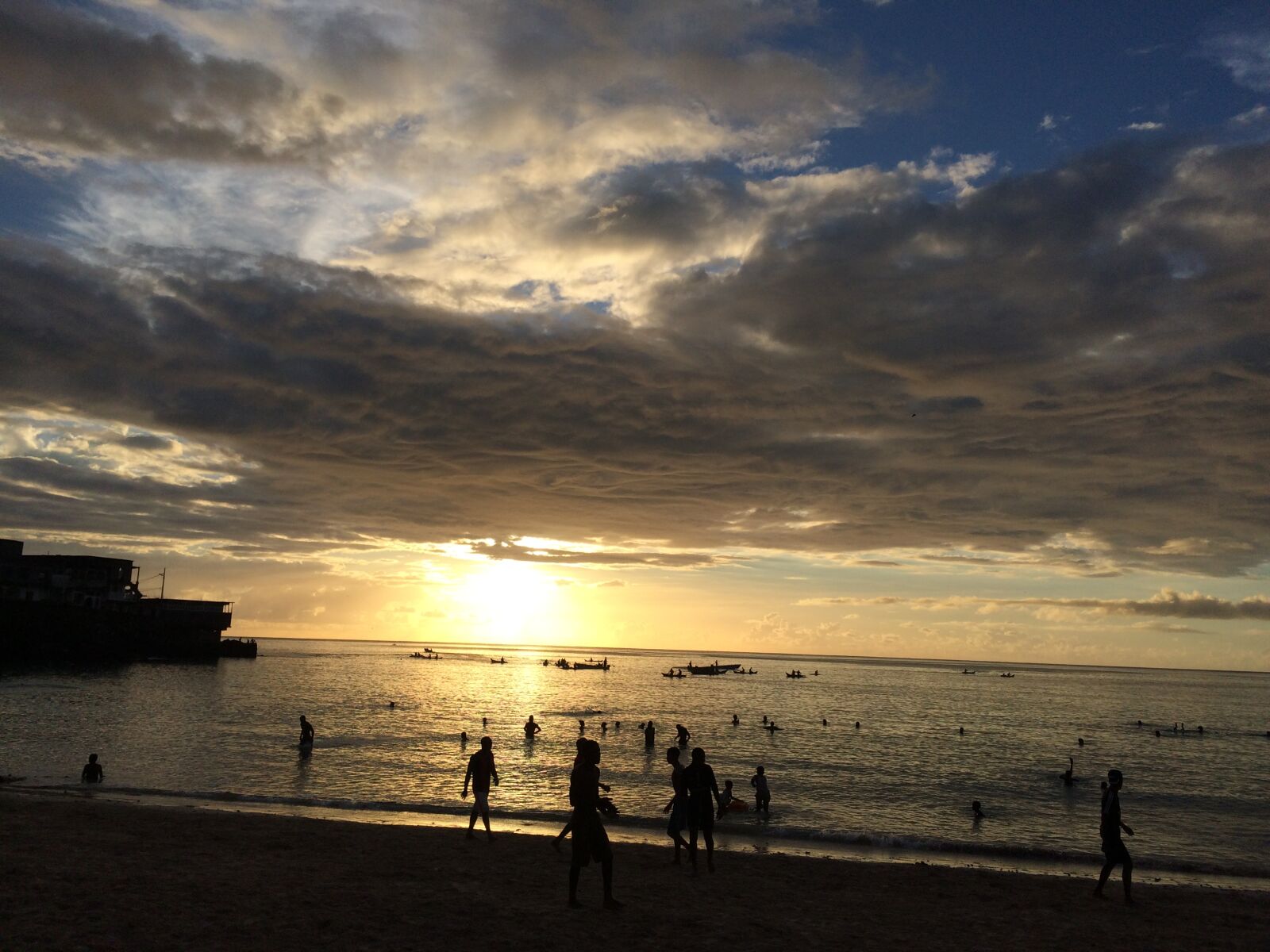 iPhone 5s back camera 4.15mm f/2.2 sample photo. Beach, cloudy, sky, dark photography