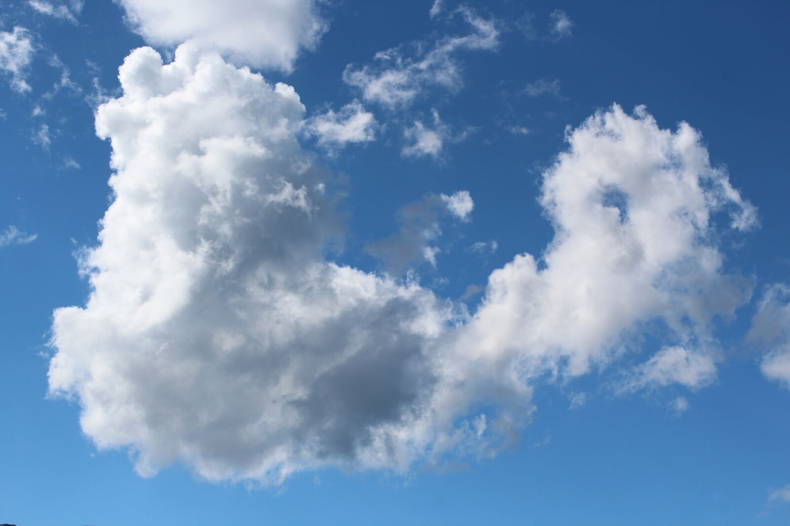 Canon EOS 600D (Rebel EOS T3i / EOS Kiss X5) sample photo. Clouds, sky, blue photography