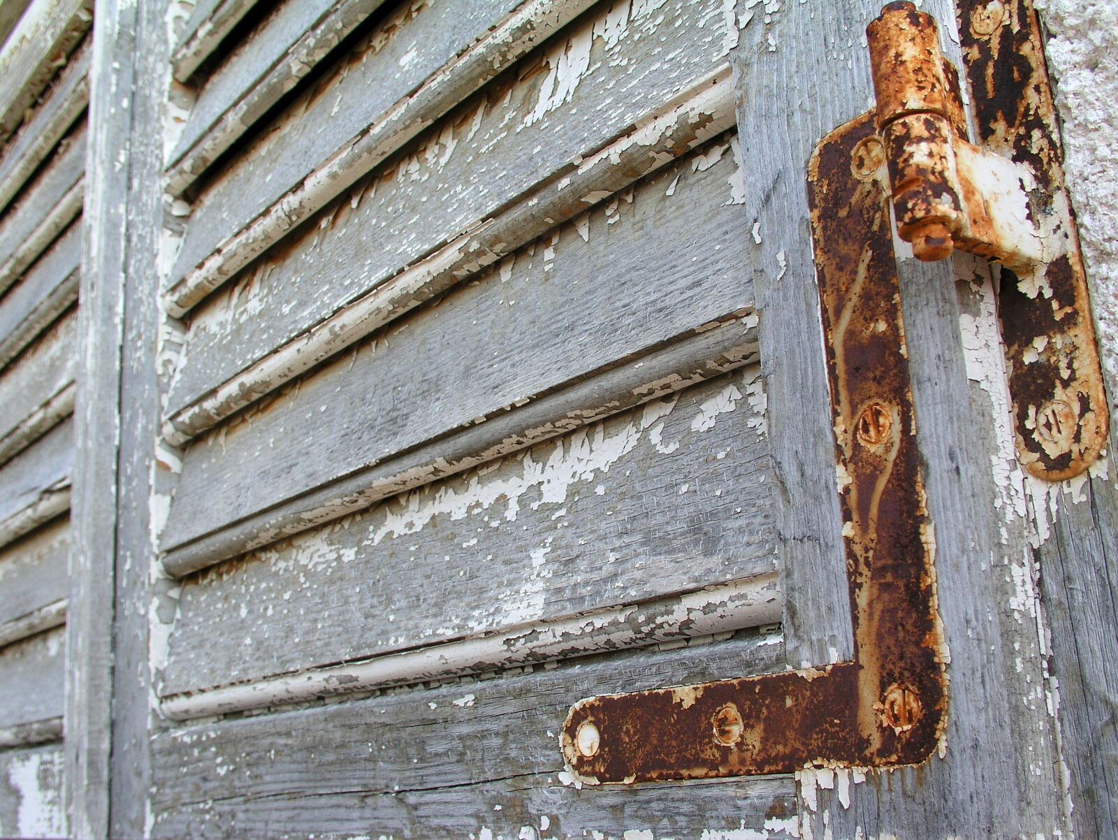 Olympus C5050Z sample photo. Window, rust, time photography