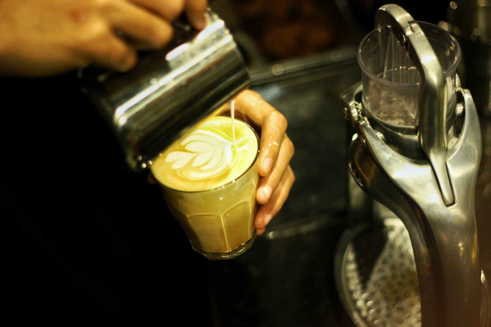 Canon EOS 550D (EOS Rebel T2i / EOS Kiss X4) sample photo. Coffee, coffee shop, latte photography