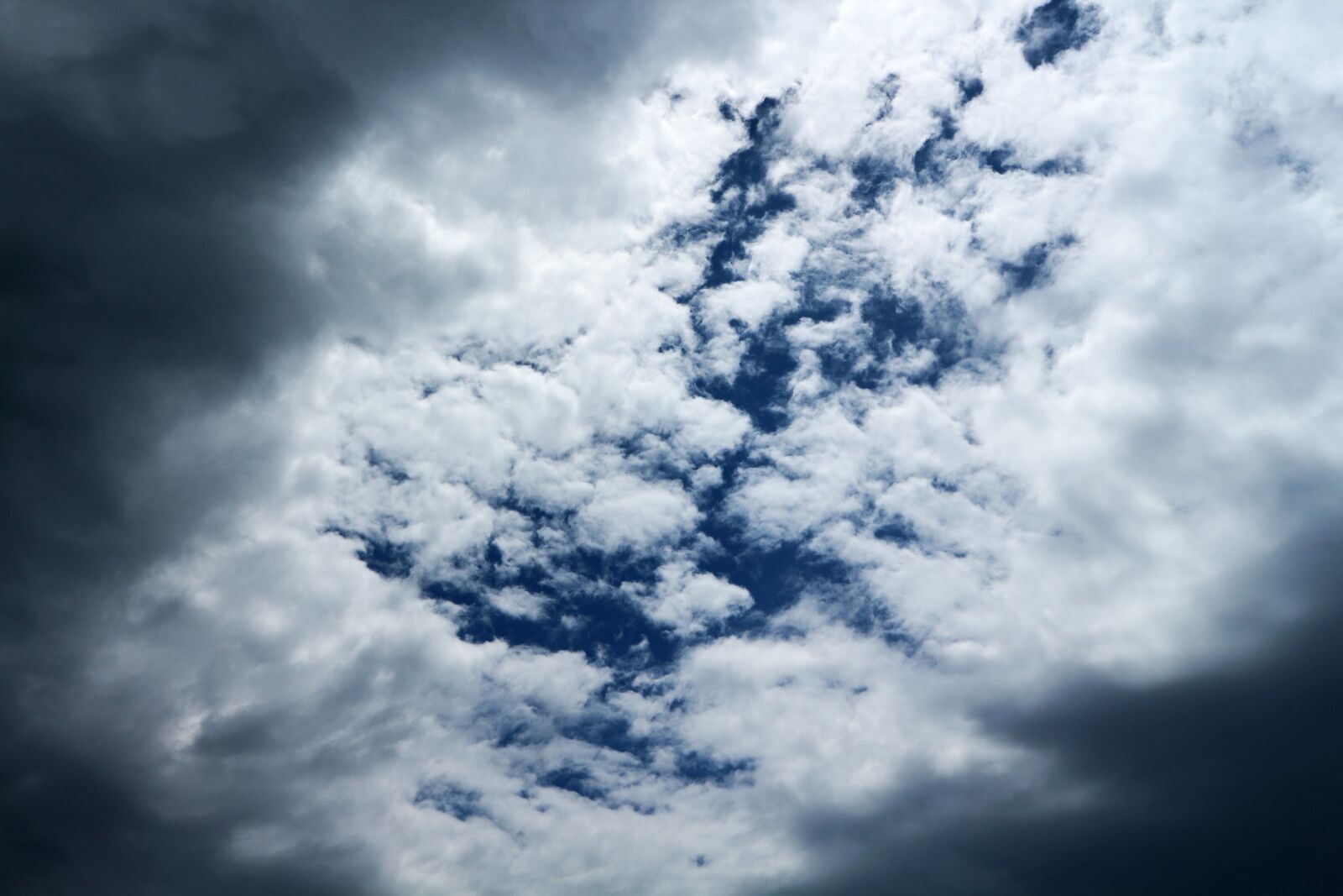 Canon EF-M 15-45mm F3.5-6.3 IS STM sample photo. Sky, clouds, blue photography