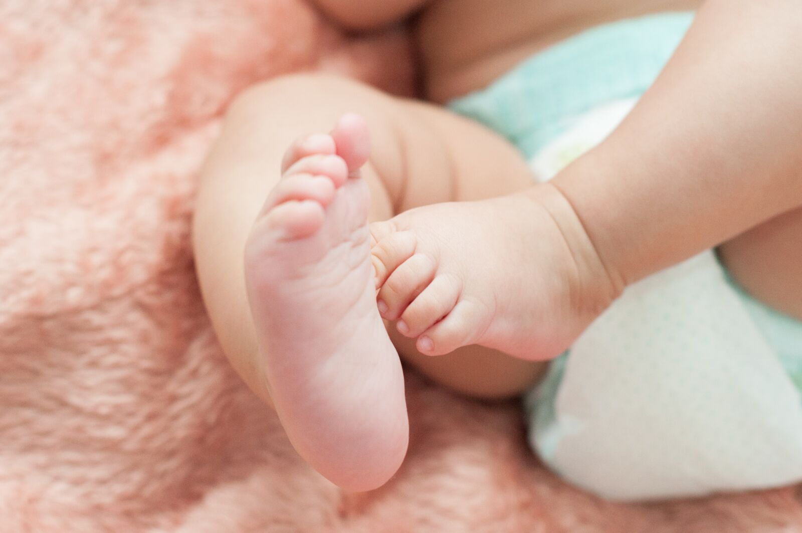 Nikon D90 sample photo. Feet of baby, baby photography