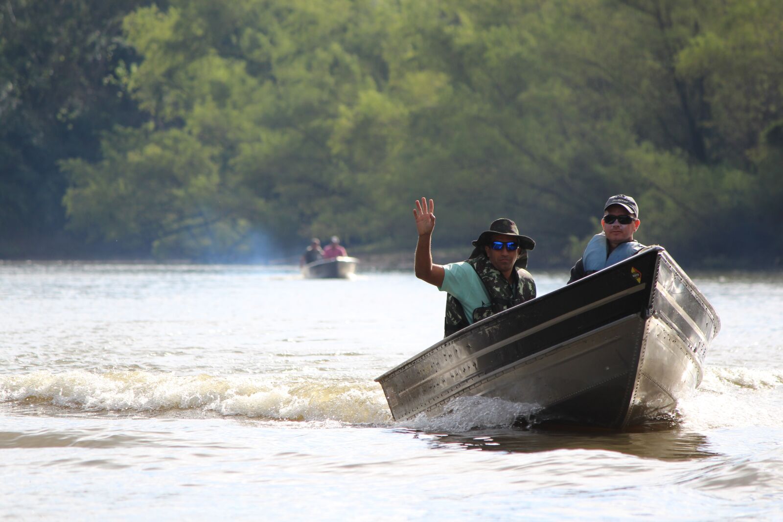 Canon EOS 1200D (EOS Rebel T5 / EOS Kiss X70 / EOS Hi) sample photo. Boat on the river photography