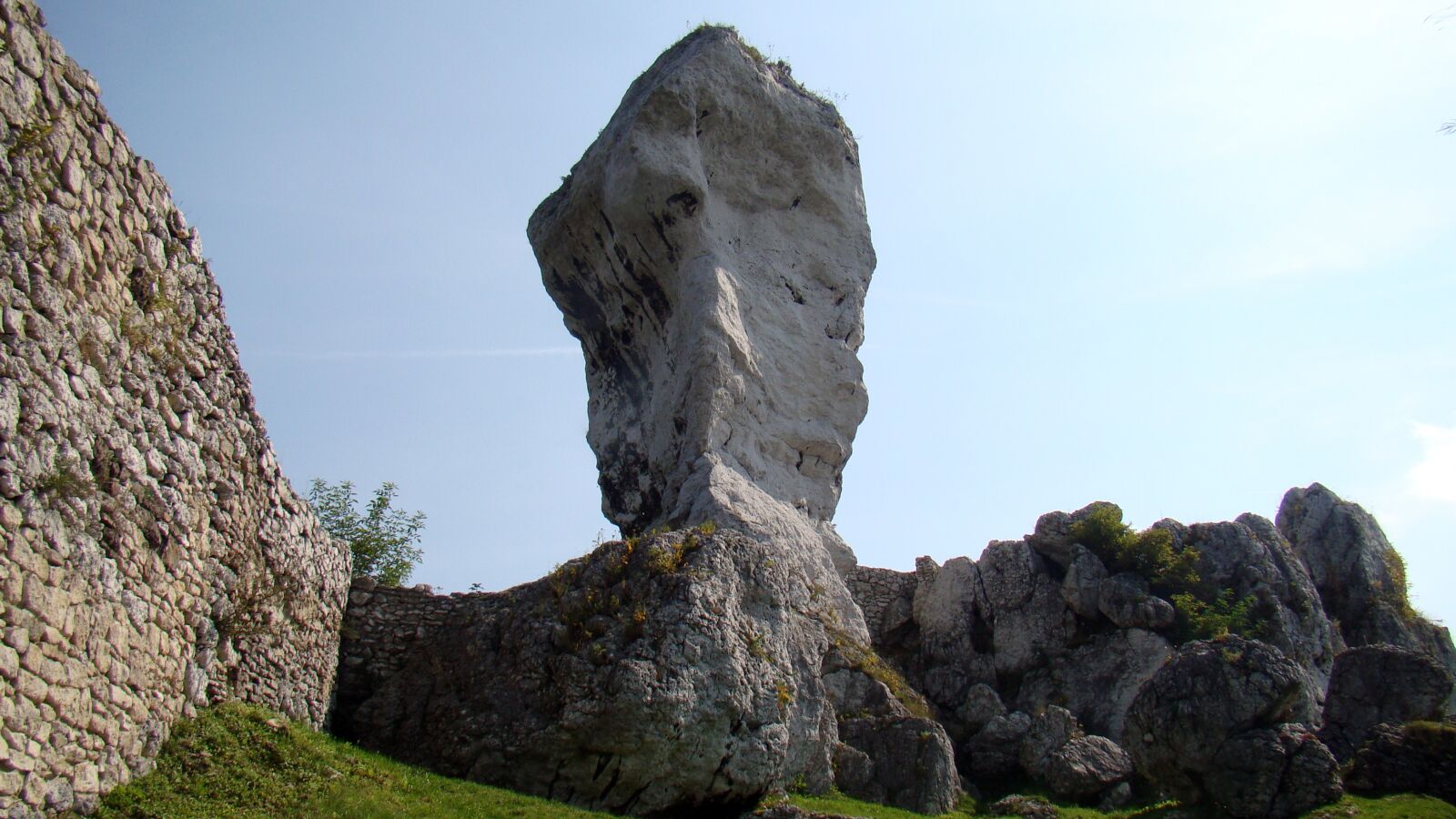 Sony Cyber-shot DSC-H50 sample photo. Rock, limestone cliffs, ogrodzieniec photography