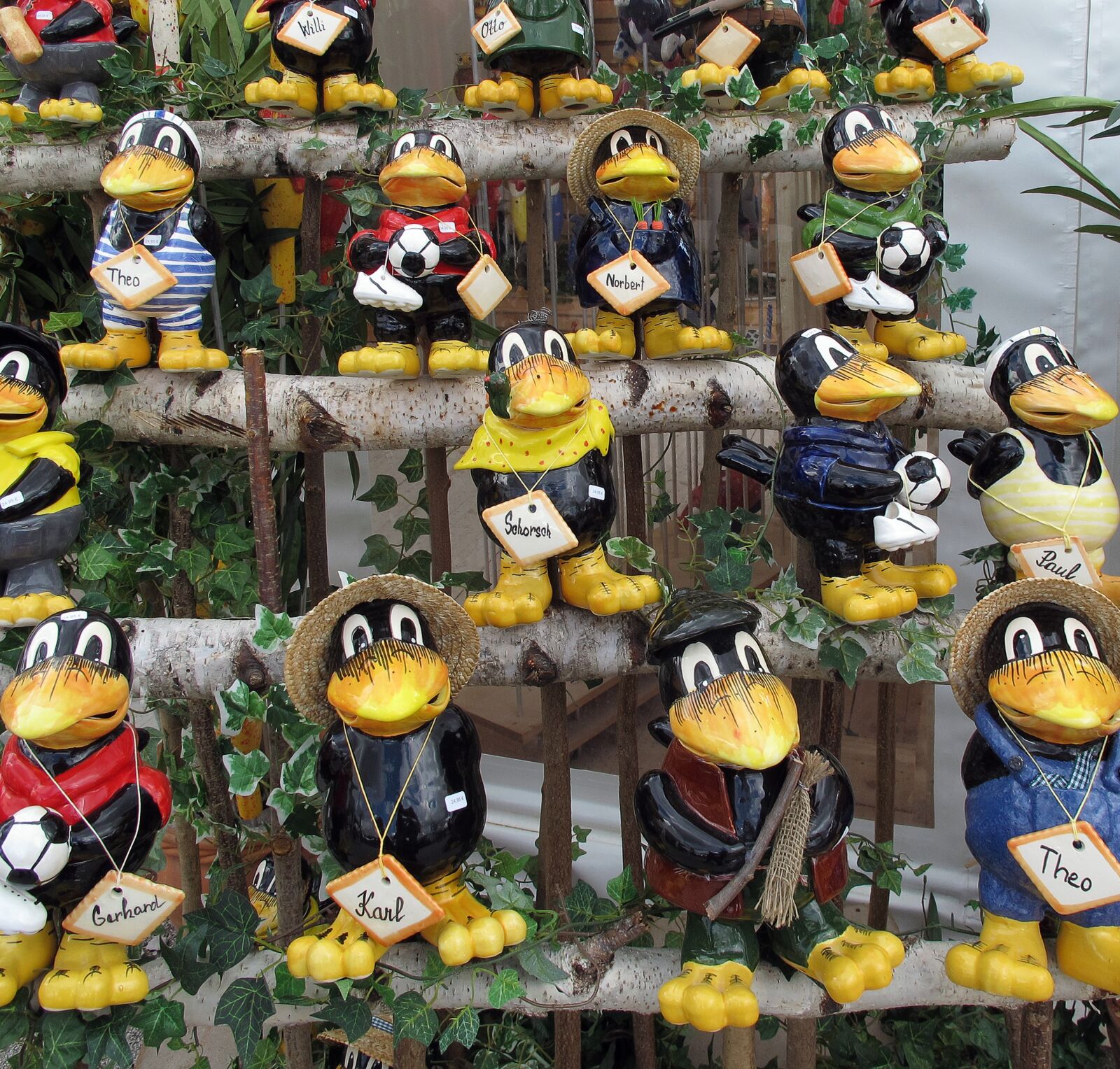 Canon PowerShot G12 sample photo. Crow, figures, decoration photography