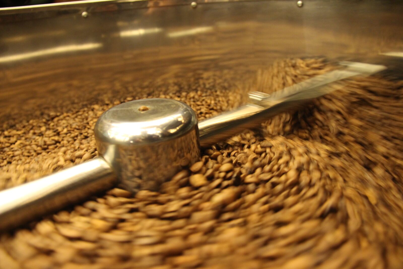 Canon EF-S 18-200mm F3.5-5.6 IS sample photo. Coffee, mill, coffee bean photography