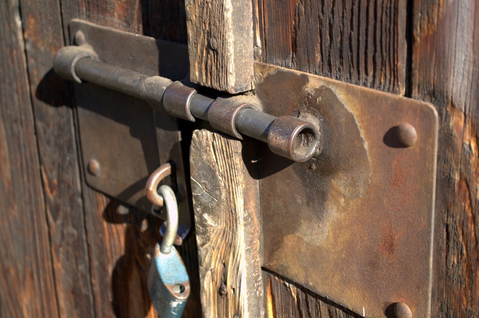 Nikon D3100 sample photo. Gateway, lock, old photography