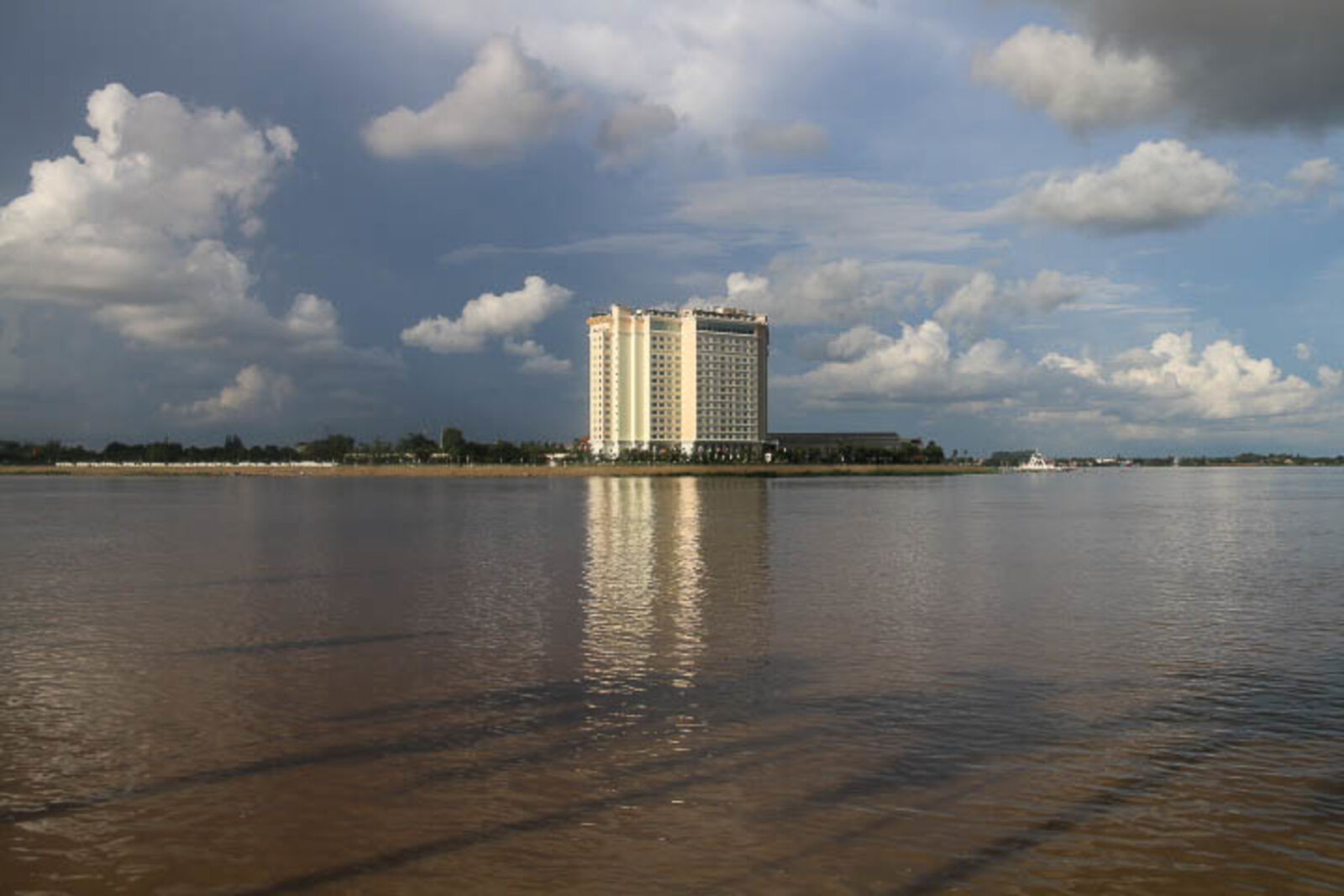 Canon EF-S 18-200mm F3.5-5.6 IS sample photo. Clouds, hotel, mekong, river photography