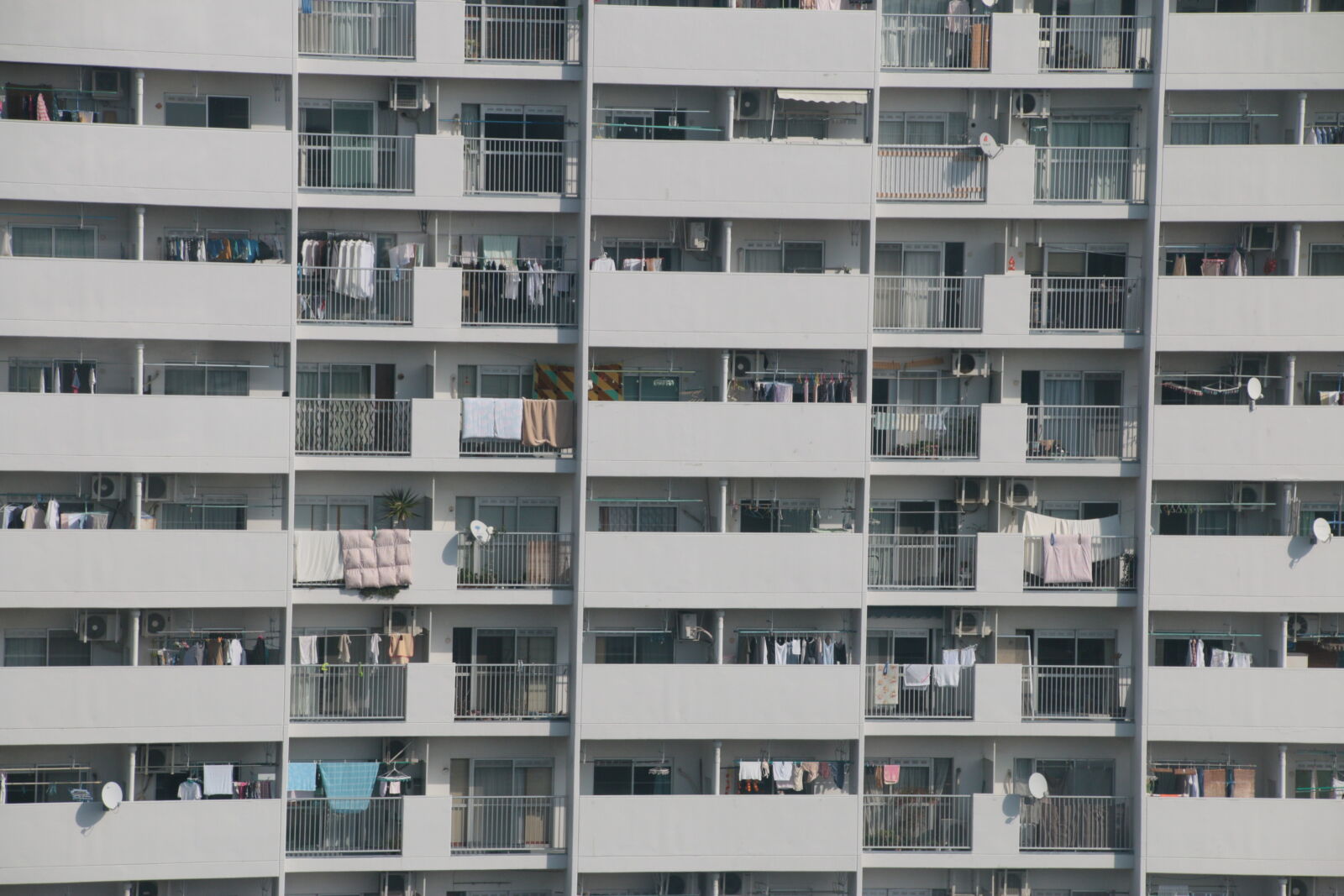 Canon EOS 70D + Tamron 18-270mm F3.5-6.3 Di II VC PZD sample photo. Apartment, city, crowd, living photography