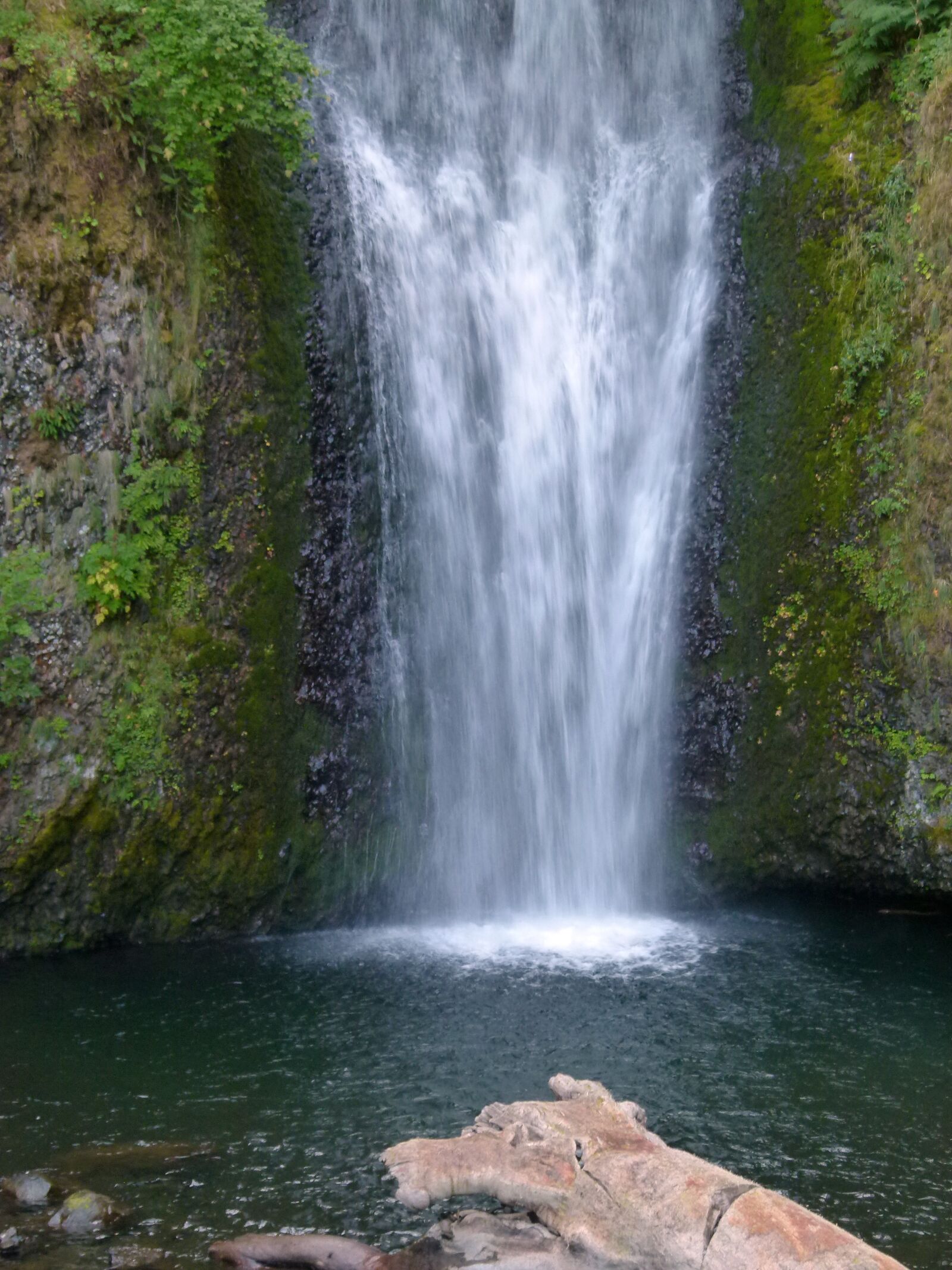 Panasonic Lumix DMC-FZ100 sample photo. Multnomah falls, mountain, water photography