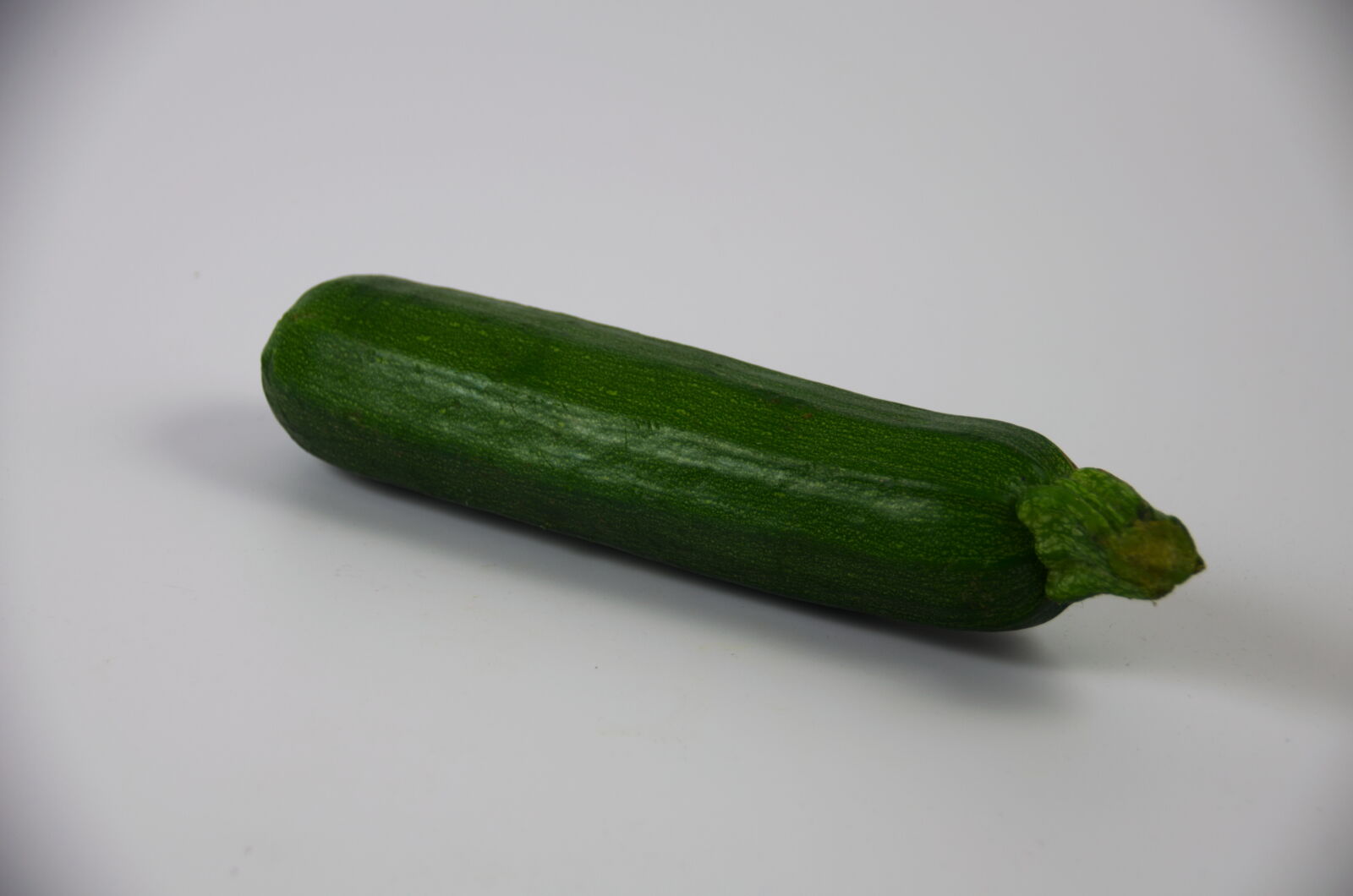 Nikon D5100 + Sigma 18-250mm F3.5-6.3 DC Macro OS HSM sample photo. A, agriculture, bio, courgette photography