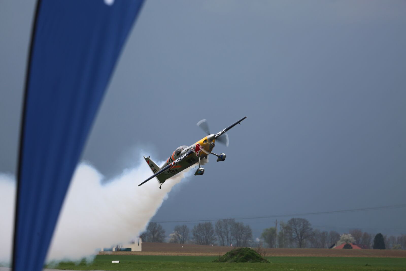 Canon EF 100-400mm F4.5-5.6L IS USM sample photo. Red bull, flyer, propeller photography