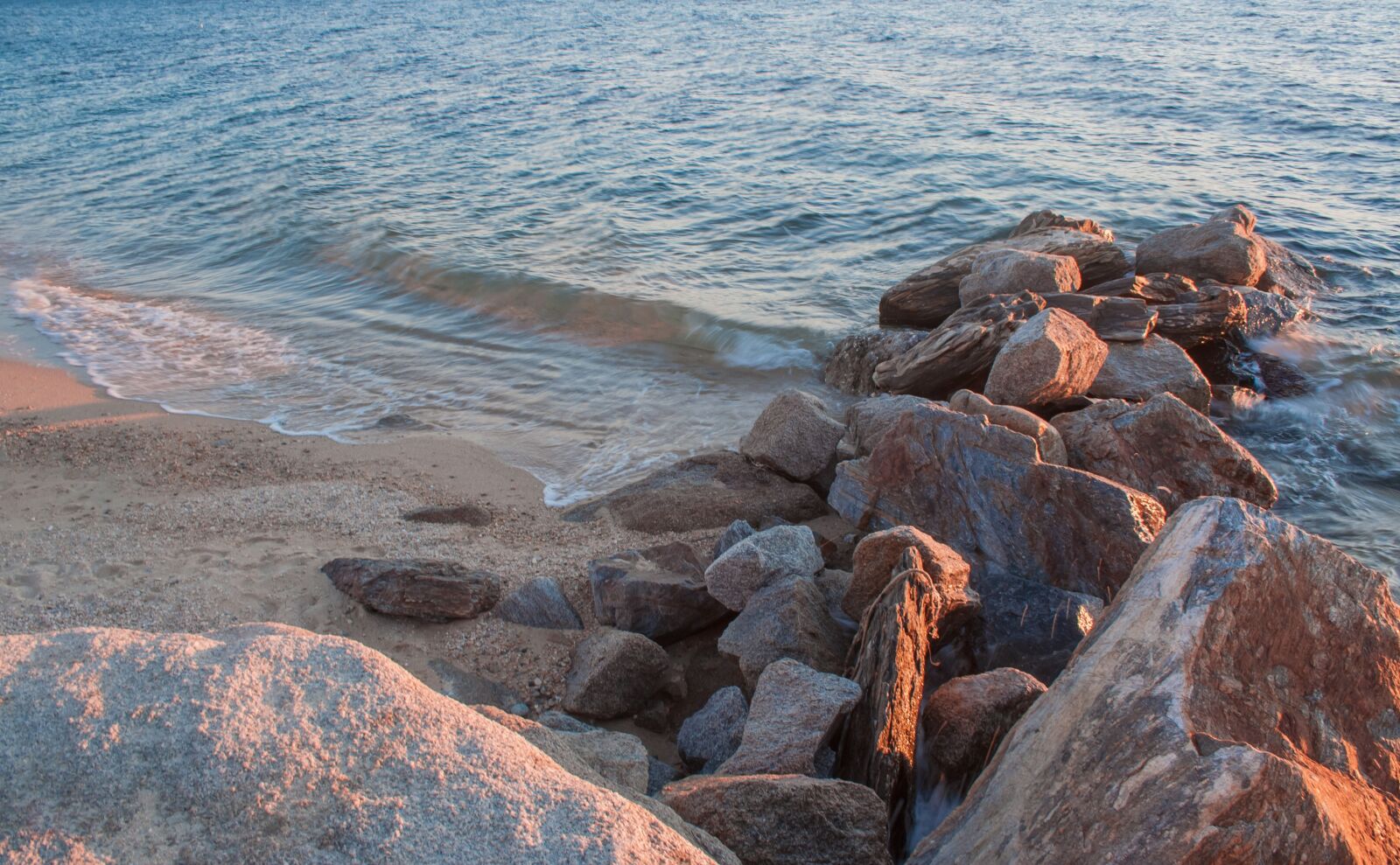 Canon EOS 350D (EOS Digital Rebel XT / EOS Kiss Digital N) sample photo. Beach, stones, sea photography