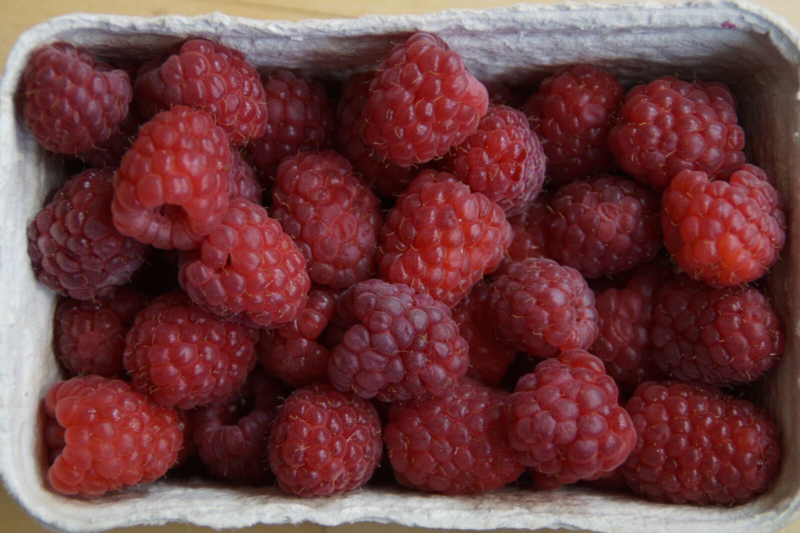 Sony SLT-A58 sample photo. Raspberries, shell, shopping photography