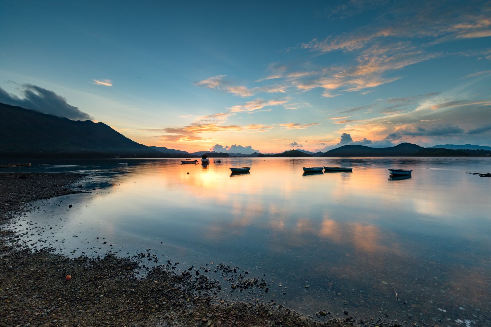 Canon EF 16-35mm F4L IS USM sample photo. Morning, sunrise, sea photography