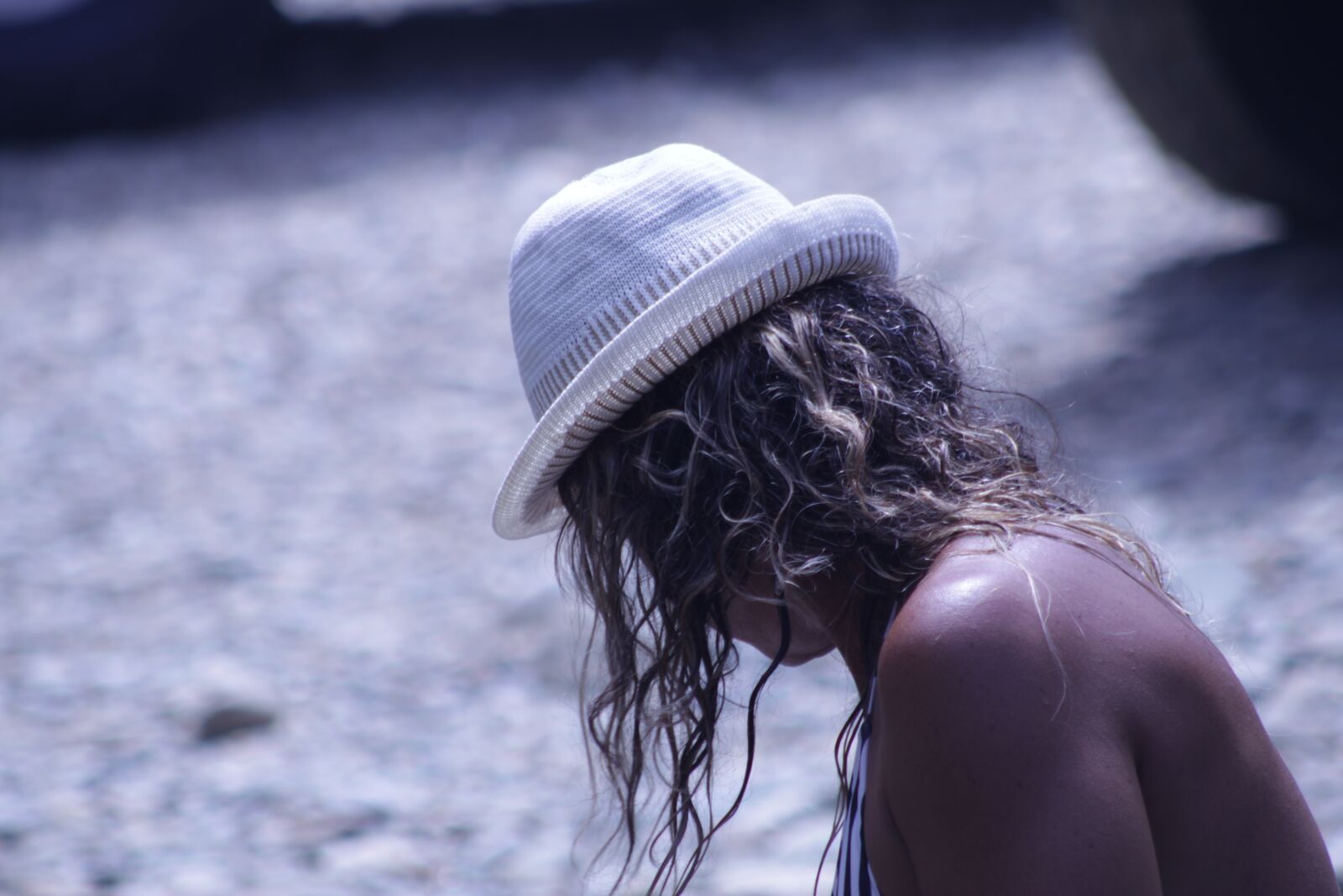Canon EOS 1300D (EOS Rebel T6 / EOS Kiss X80) sample photo. Women, sand, hat photography