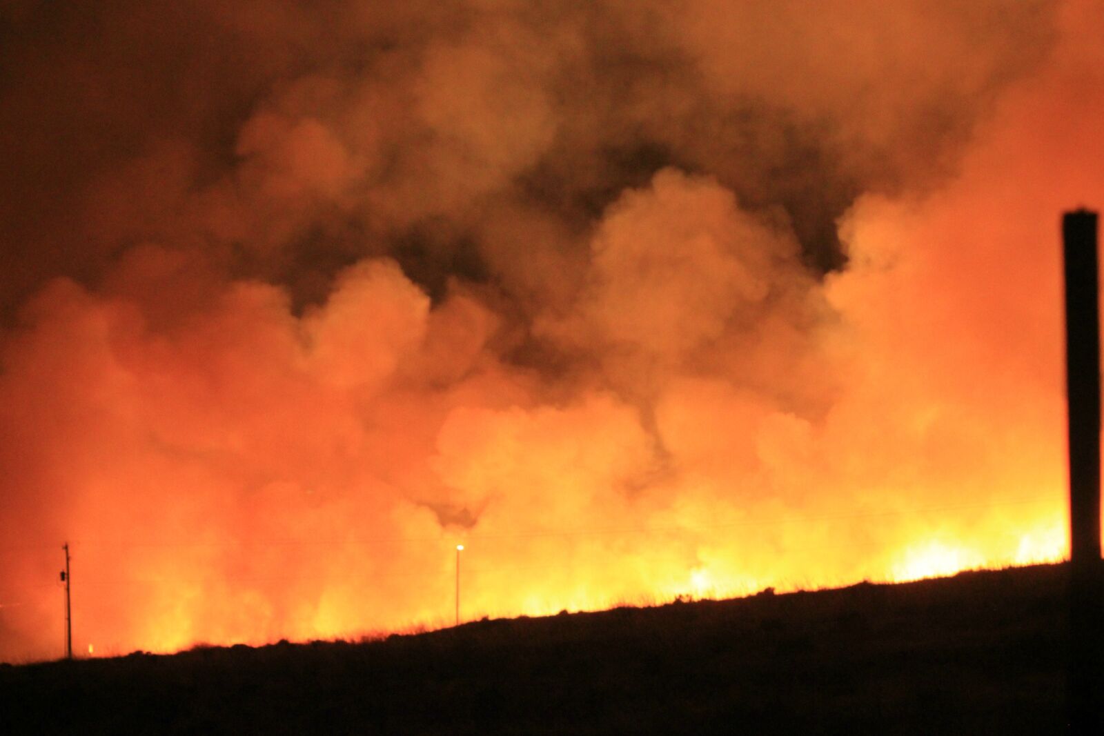 Canon EOS 550D (EOS Rebel T2i / EOS Kiss X4) sample photo. Wildfire, smoke, blaze photography