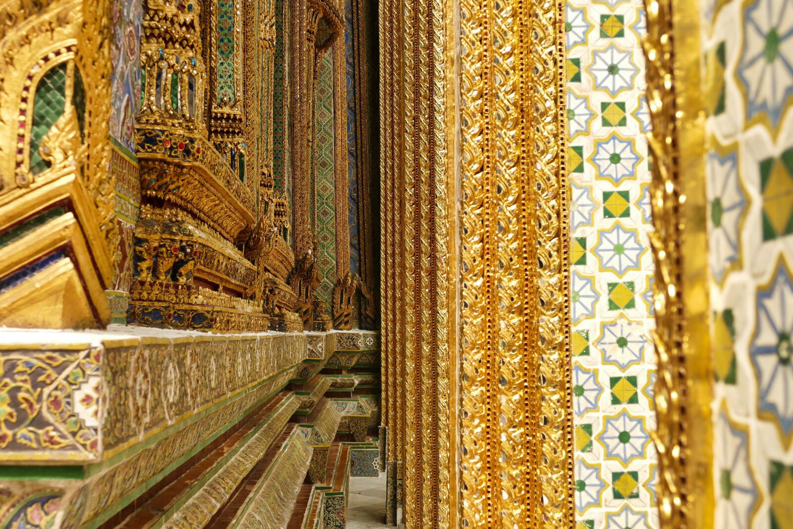 Panasonic Lumix DMC-FZ1000 sample photo. Gold, wall, pattern photography