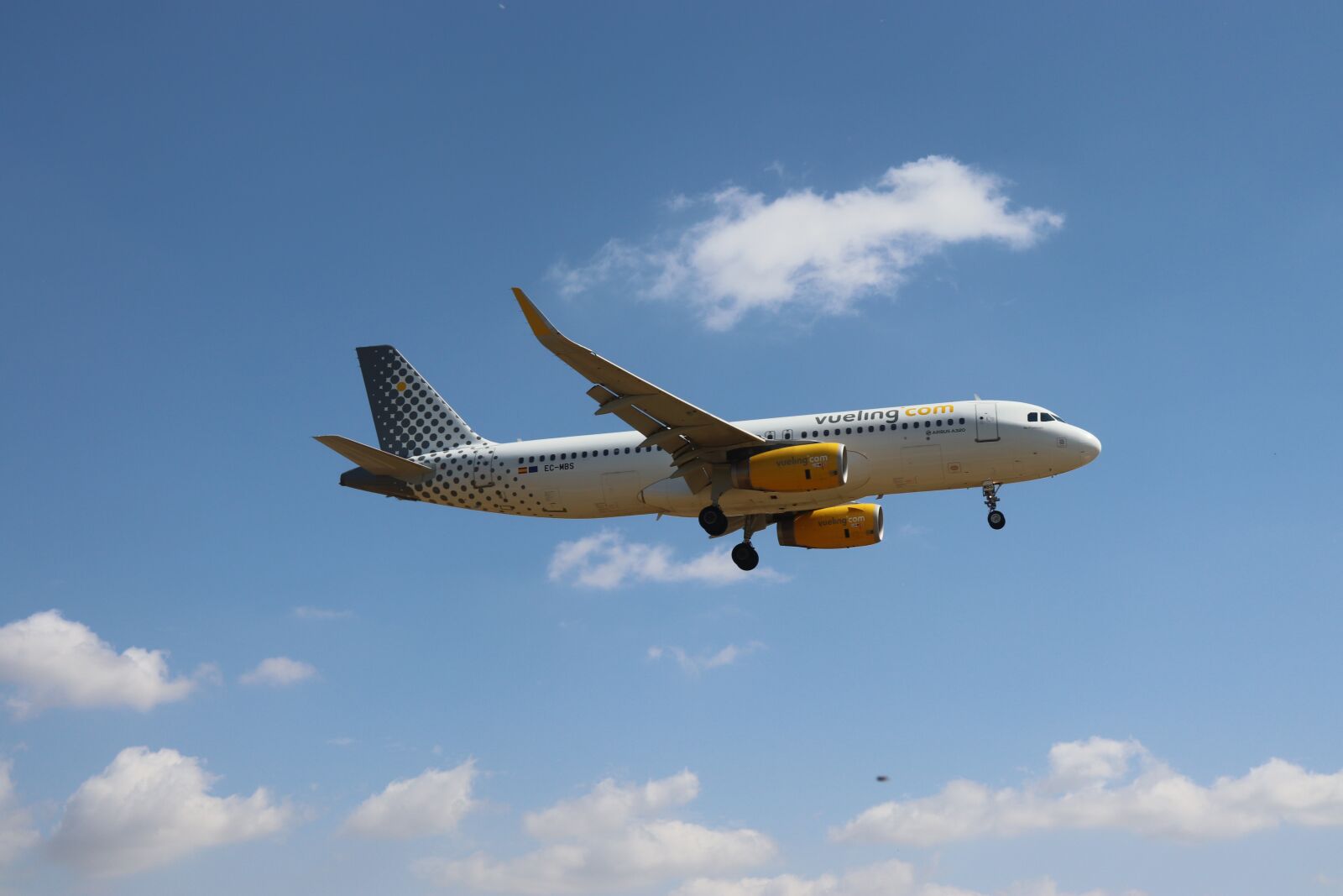 Canon EOS 200D (EOS Rebel SL2 / EOS Kiss X9) sample photo. Aircraft, clouds, sky photography