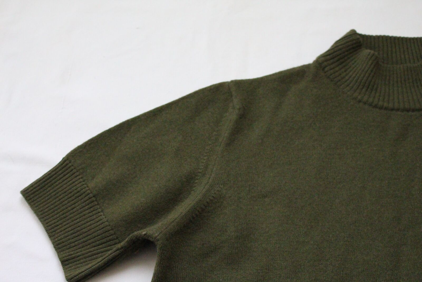 Canon EOS 700D (EOS Rebel T5i / EOS Kiss X7i) sample photo. Clothes, green, crop photography