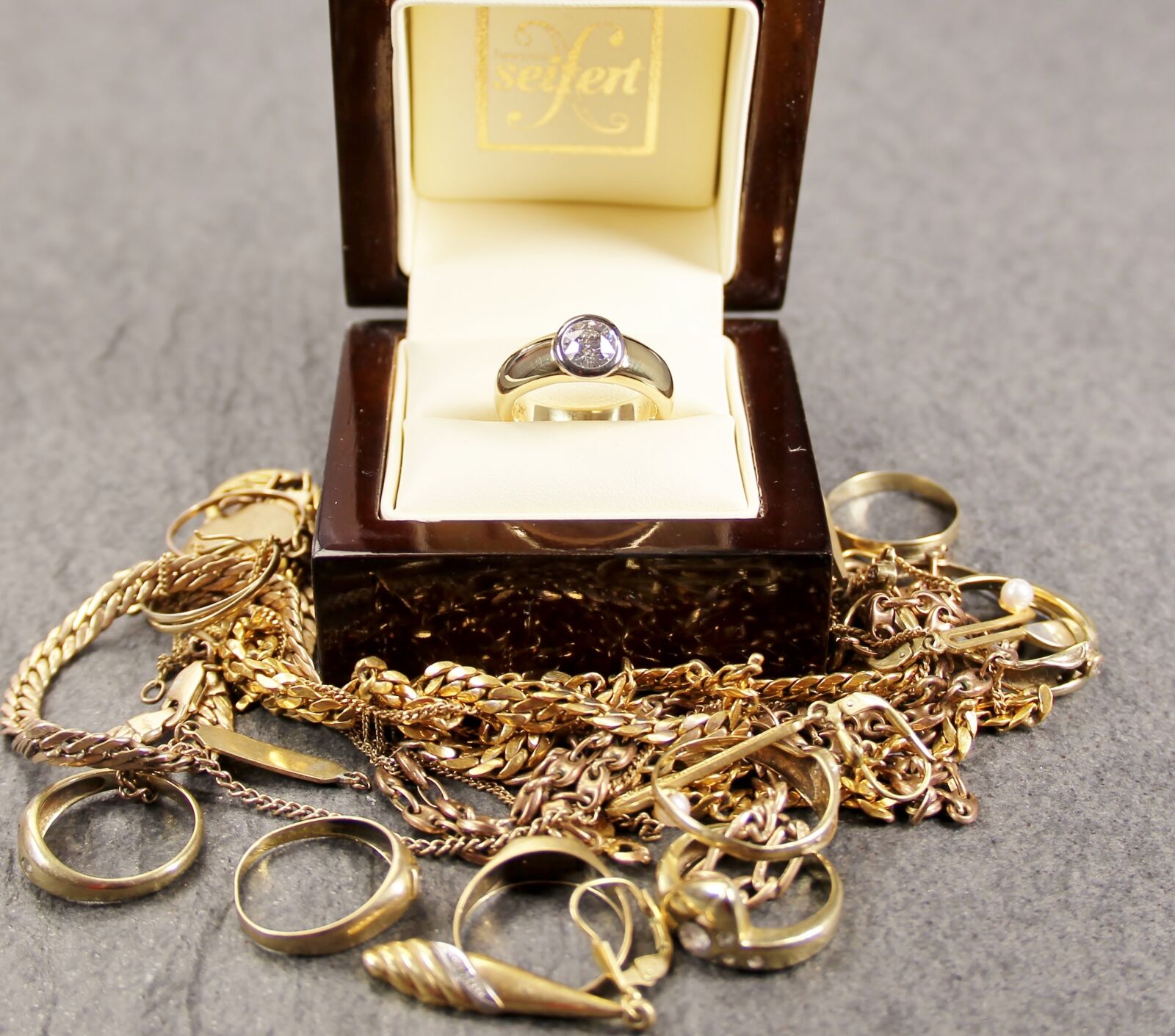 Canon EF-S 18-135mm F3.5-5.6 IS sample photo. Jewellery, gold buying, gold photography