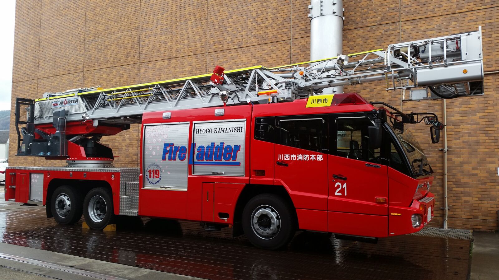 Samsung Galaxy S5 sample photo. Fire truck, automotive, red photography