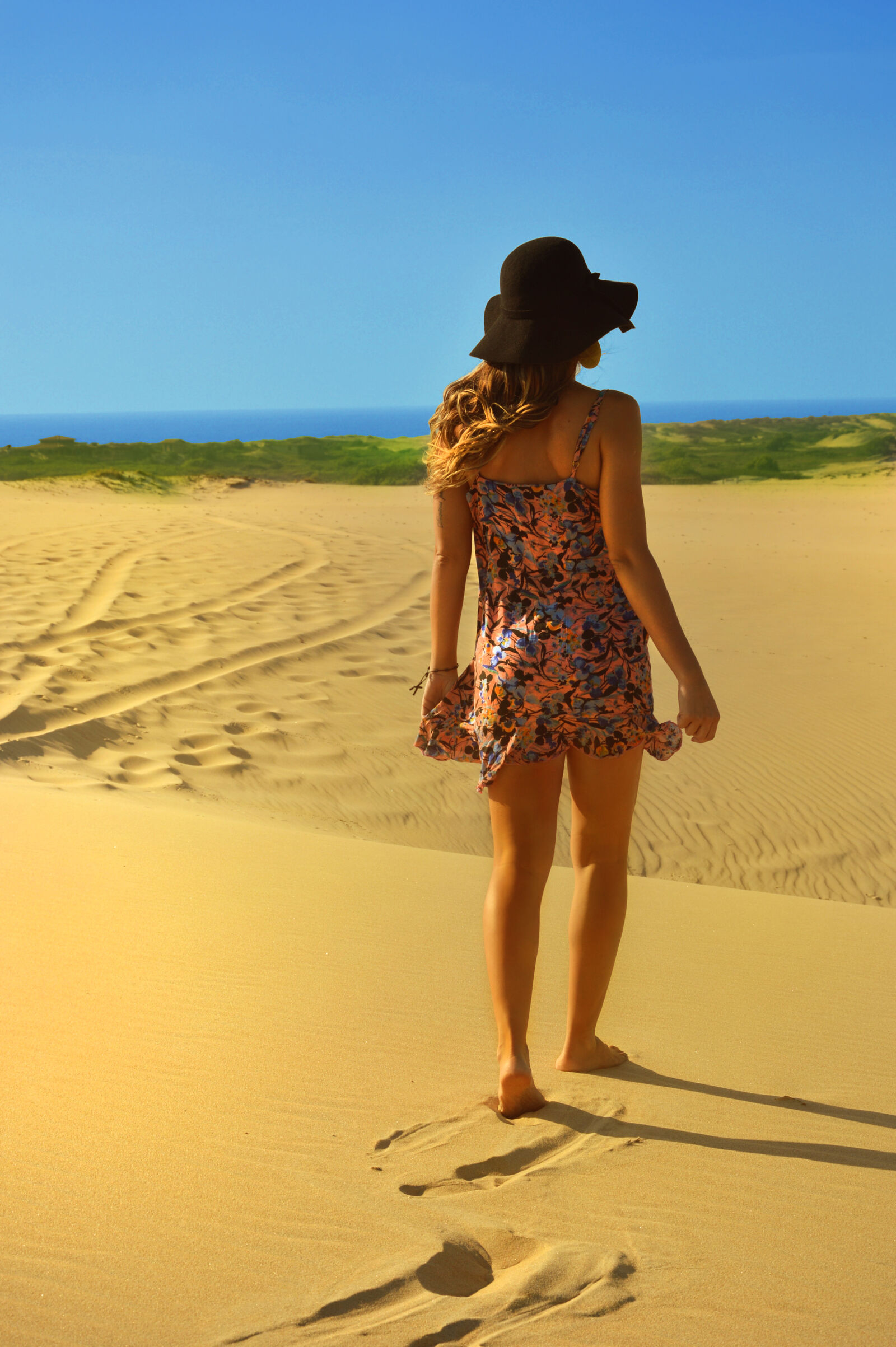 Nikon D3200 sample photo. Beach, woman, walking, dune photography