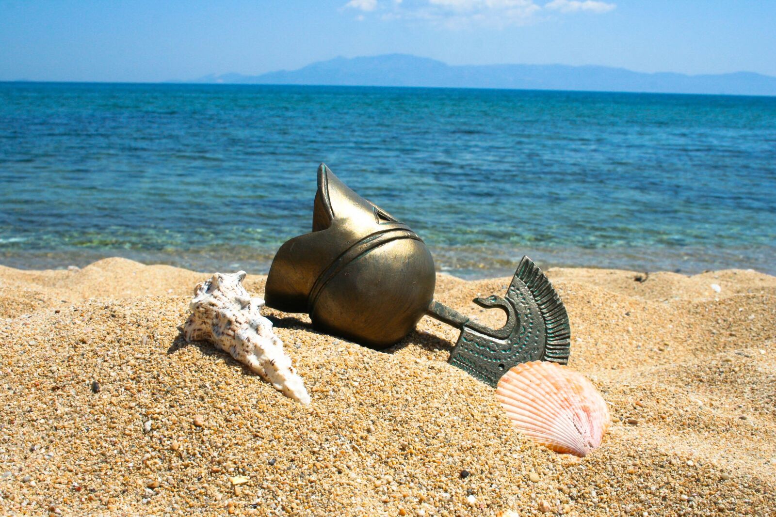 Canon EOS 350D (EOS Digital Rebel XT / EOS Kiss Digital N) sample photo. Helmet, beach, sand photography