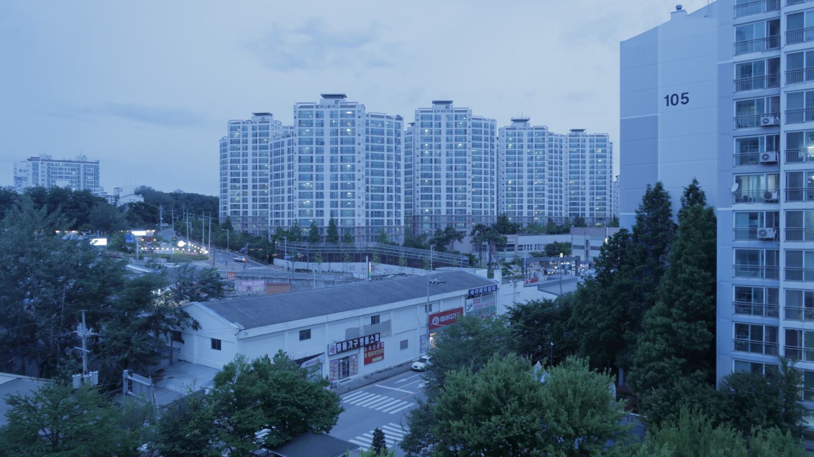 Canon PowerShot G7 X Mark II sample photo. Apartment landscape, evening view photography