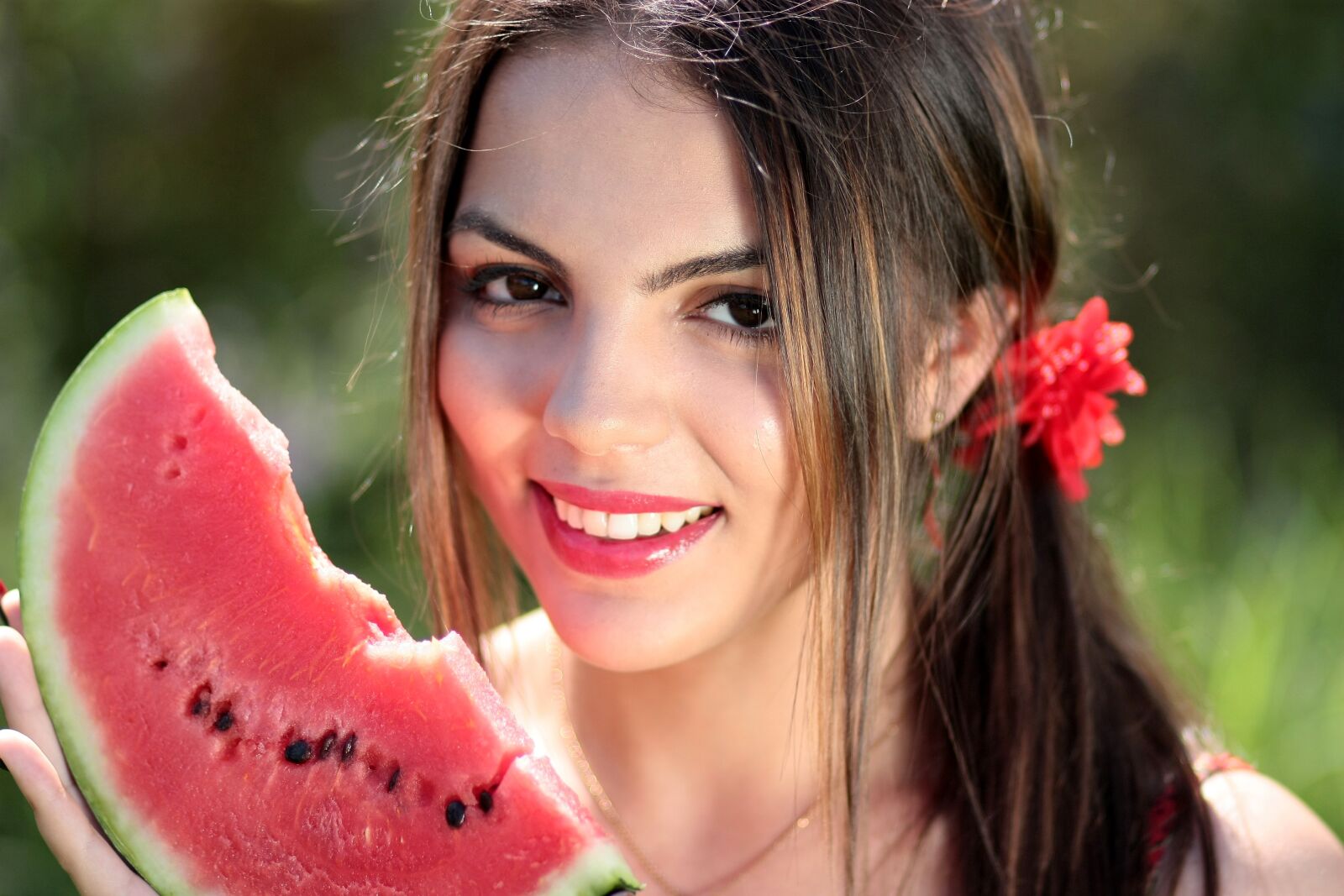 Canon EOS 450D (EOS Rebel XSi / EOS Kiss X2) sample photo. Girl, melon, red photography