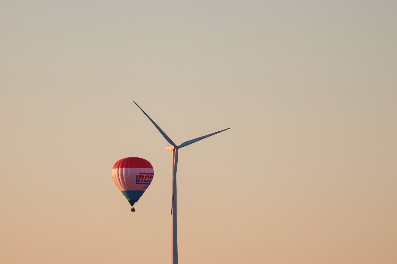 Canon EOS 200D (EOS Rebel SL2 / EOS Kiss X9) sample photo. Balloon, hot air balloon photography